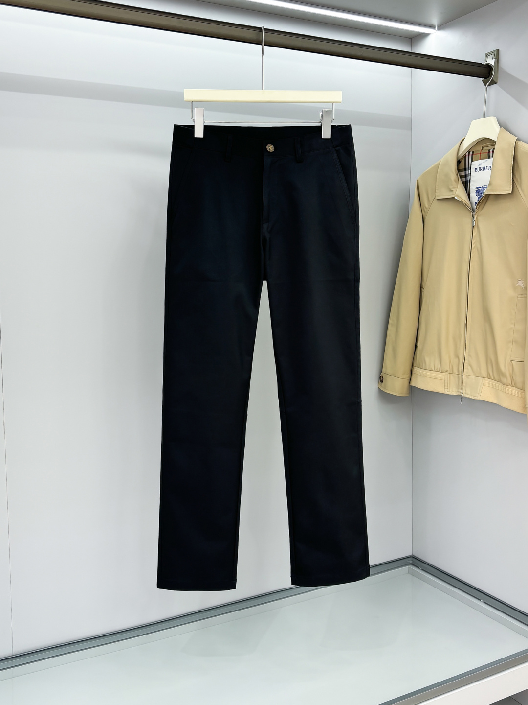 L家FW大秀中，L家以致敬美国西部文化为主题，带来了一系列「绿松石」产品. 大秀中菲董打造了一系列饰有「