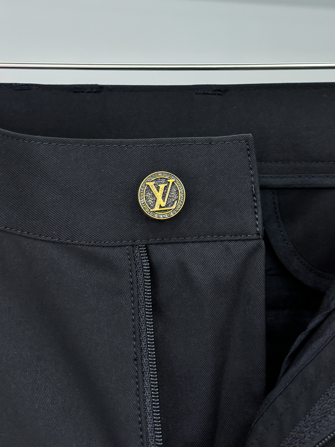 铺拍细节 L家FW大秀中，L家以致敬美国西部文化为主题，带来了一系列「绿松石」产品. 大秀中菲董打造了一