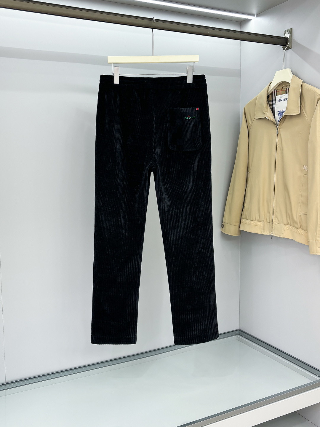 Kiton25年新款.爱上小红扣新款黑色灯芯绒抽绳休闲裤，贸易公司渠道稀出，小红扣家高端商务主线系列，应