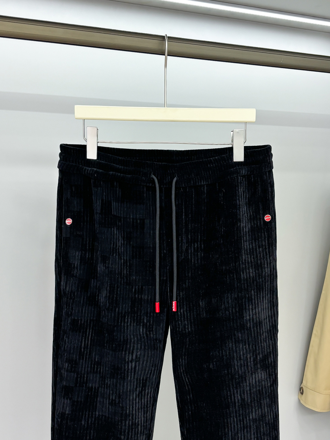Kiton25年新款.爱上小红扣新款黑色灯芯绒抽绳休闲裤，贸易公司渠道稀出，小红扣家高端商务主线系列，应