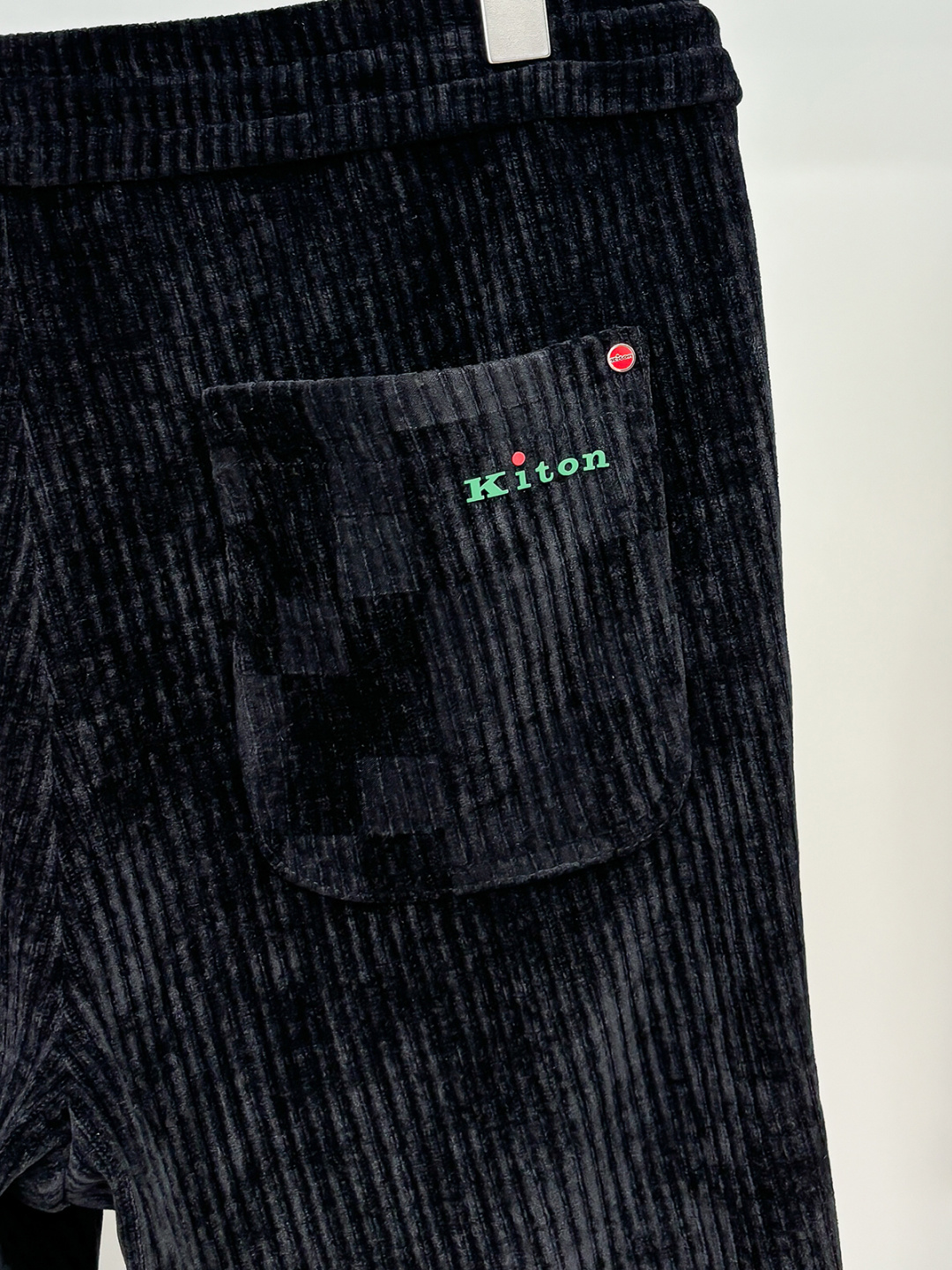 Kiton25年新款.爱上小红扣新款黑色灯芯绒抽绳休闲裤，贸易公司渠道稀出，小红扣家高端商务主线系列，应