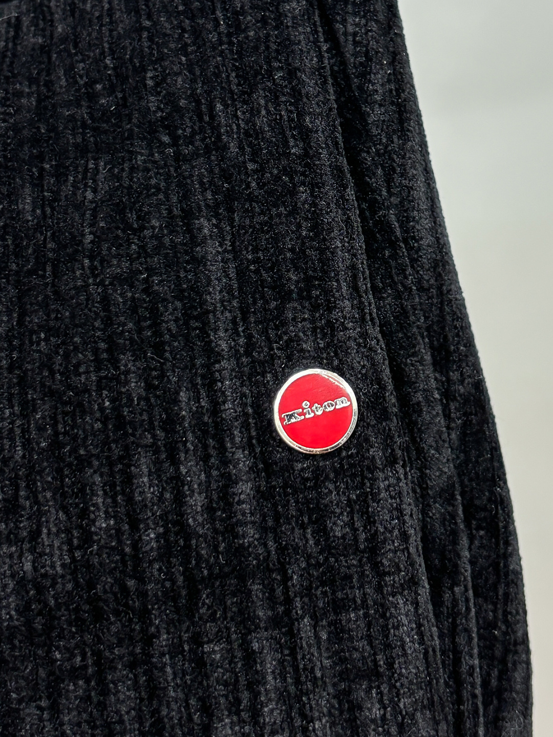 Kiton25年新款.爱上小红扣新款黑色灯芯绒抽绳休闲裤，贸易公司渠道稀出，小红扣家高端商务主线系列，应