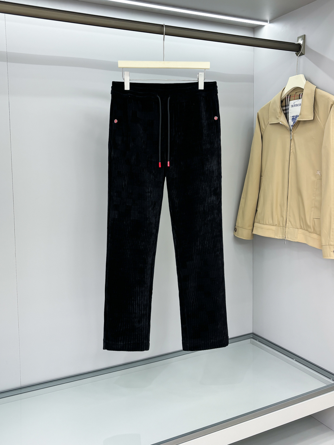 Kiton25年新款.爱上小红扣新款黑色灯芯绒抽绳休闲裤，贸易公司渠道稀出，小红扣家高端商务主线系列，应