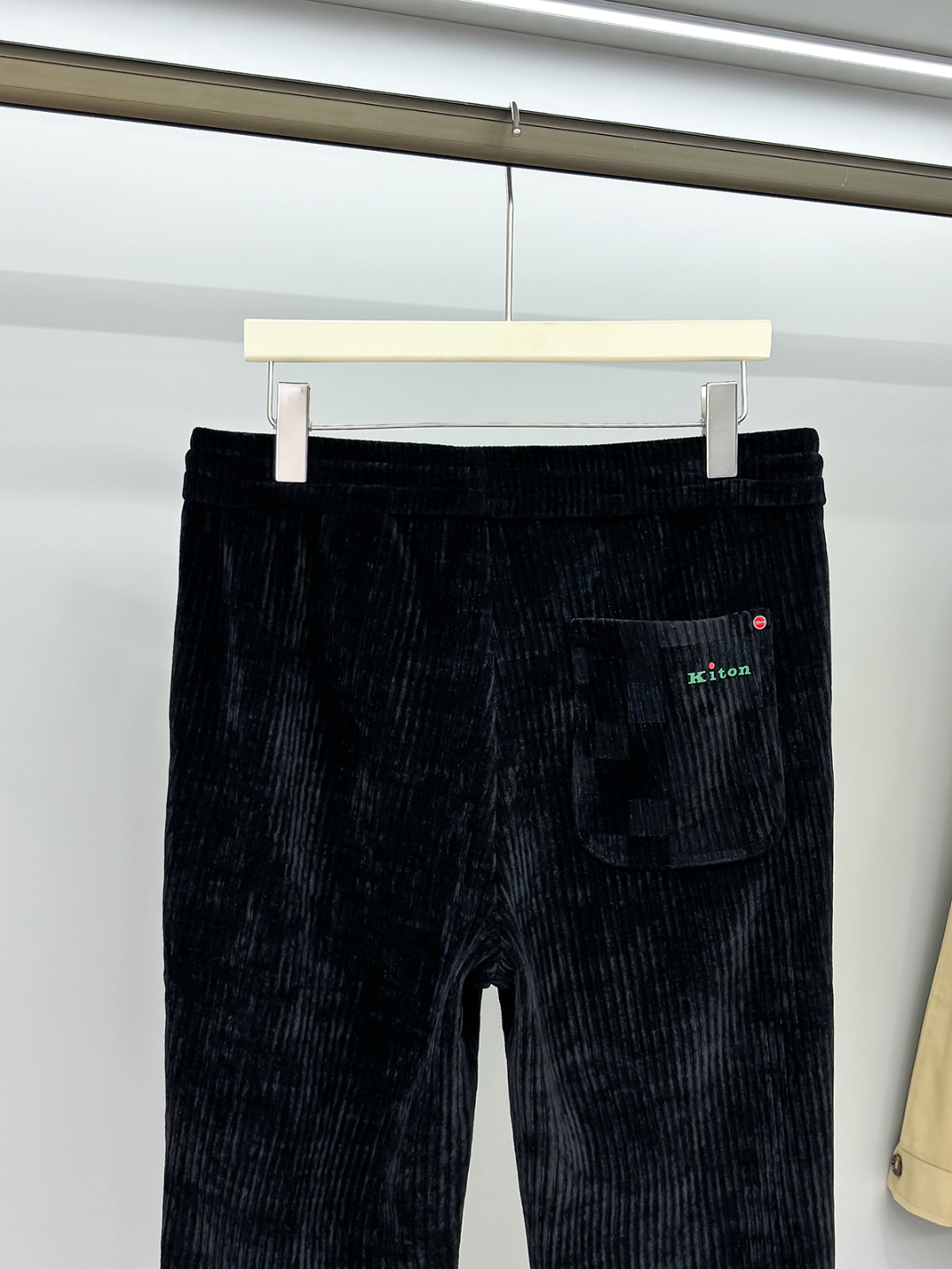 Kiton25年新款.爱上小红扣新款黑色灯芯绒抽绳休闲裤，贸易公司渠道稀出，小红扣家高端商务主线系列，应