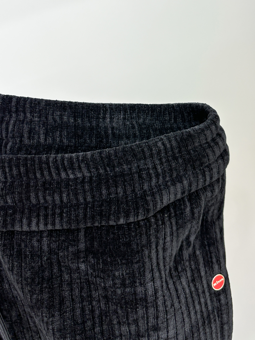 Kiton25年新款.爱上小红扣新款黑色灯芯绒抽绳休闲裤，贸易公司渠道稀出，小红扣家高端商务主线系列，应