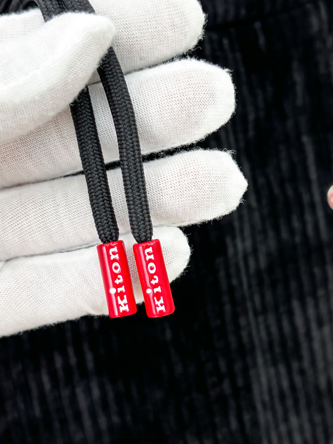 Kiton25年新款.爱上小红扣新款黑色灯芯绒抽绳休闲裤，贸易公司渠道稀出，小红扣家高端商务主线系列，应