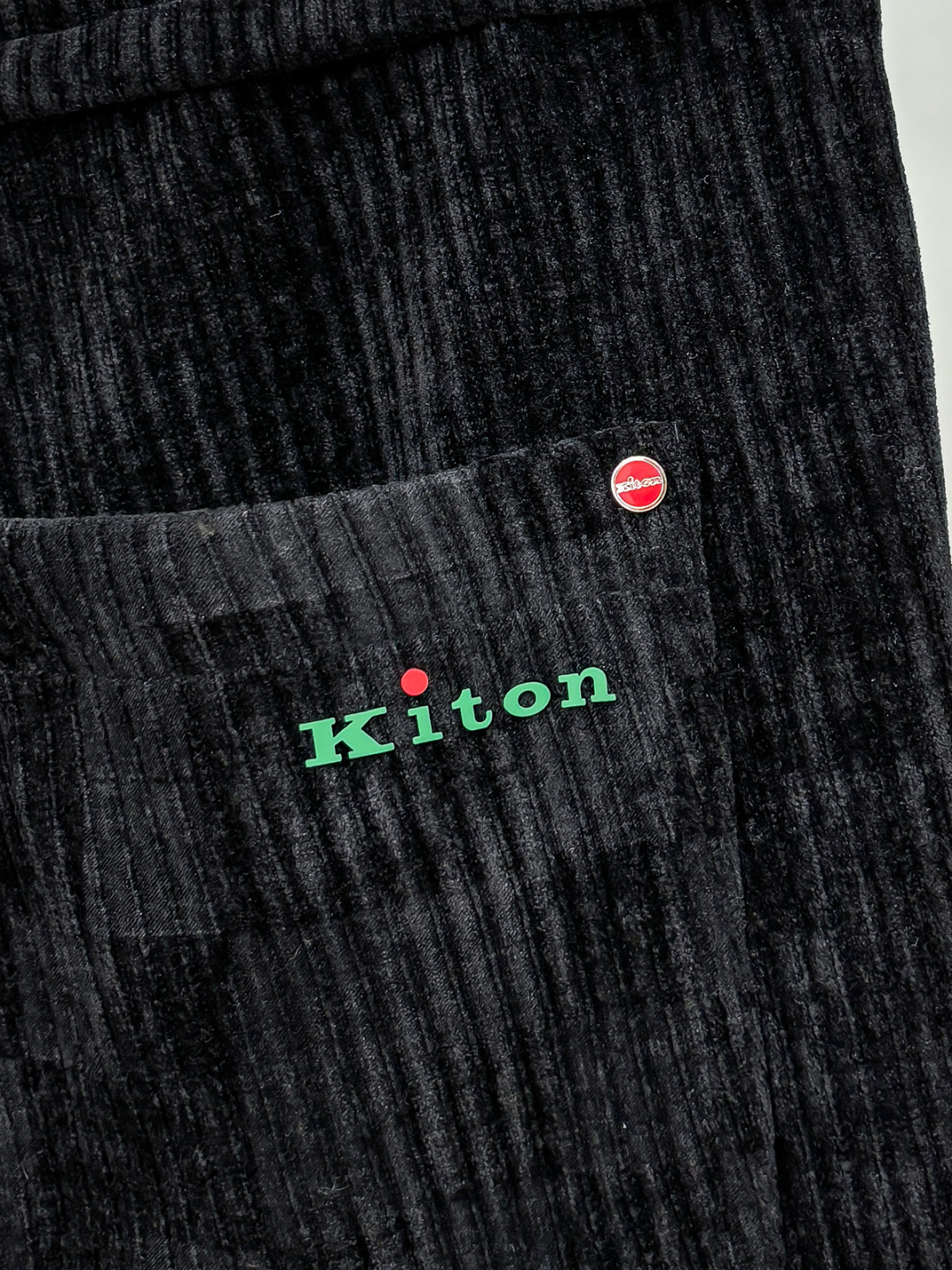 Kiton25年新款.爱上小红扣新款黑色灯芯绒抽绳休闲裤，贸易公司渠道稀出，小红扣家高端商务主线系列，应