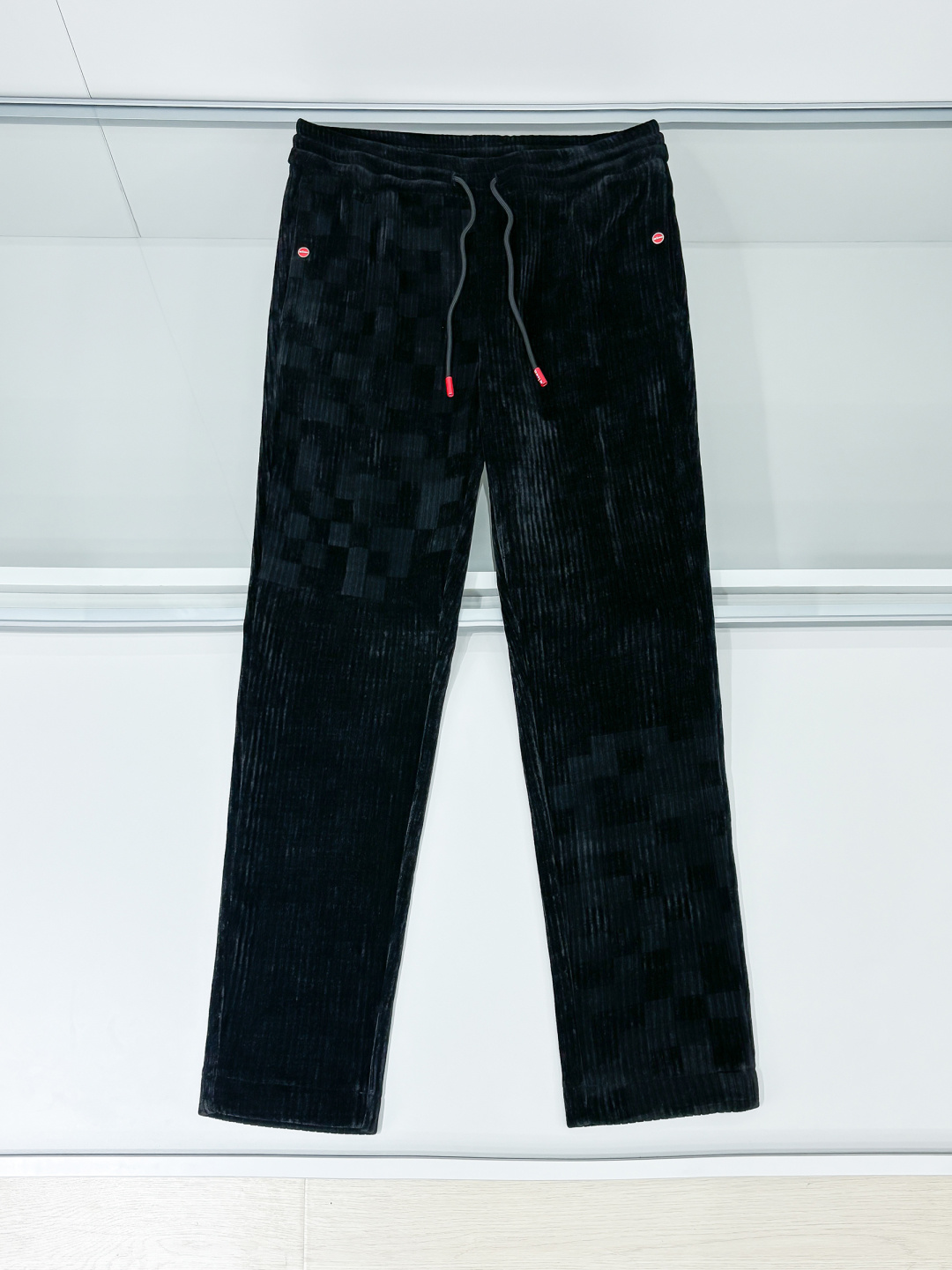 铺拍细节 Kiton25年新款.爱上小红扣新款黑色灯芯绒抽绳休闲裤，贸易公司渠道稀出，小红扣家高端商务主