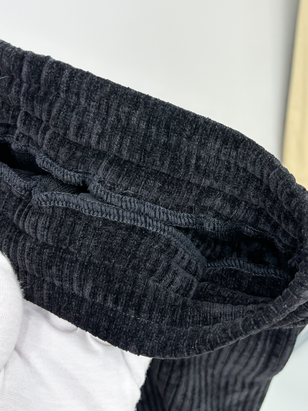 铺拍细节 Kiton25年新款.爱上小红扣新款黑色灯芯绒抽绳休闲裤，贸易公司渠道稀出，小红扣家高端商务主