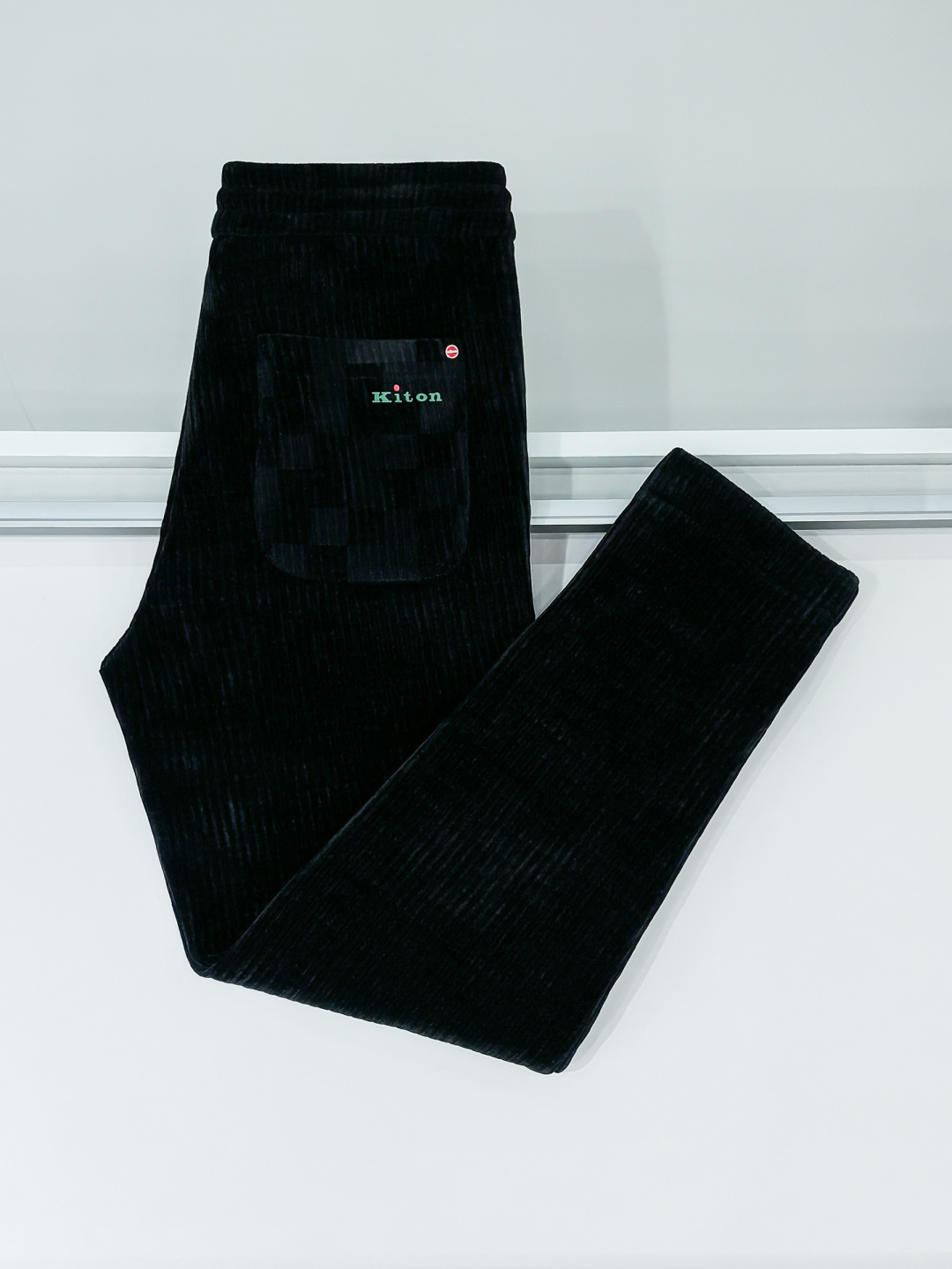 铺拍细节 Kiton25年新款.爱上小红扣新款黑色灯芯绒抽绳休闲裤，贸易公司渠道稀出，小红扣家高端商务主