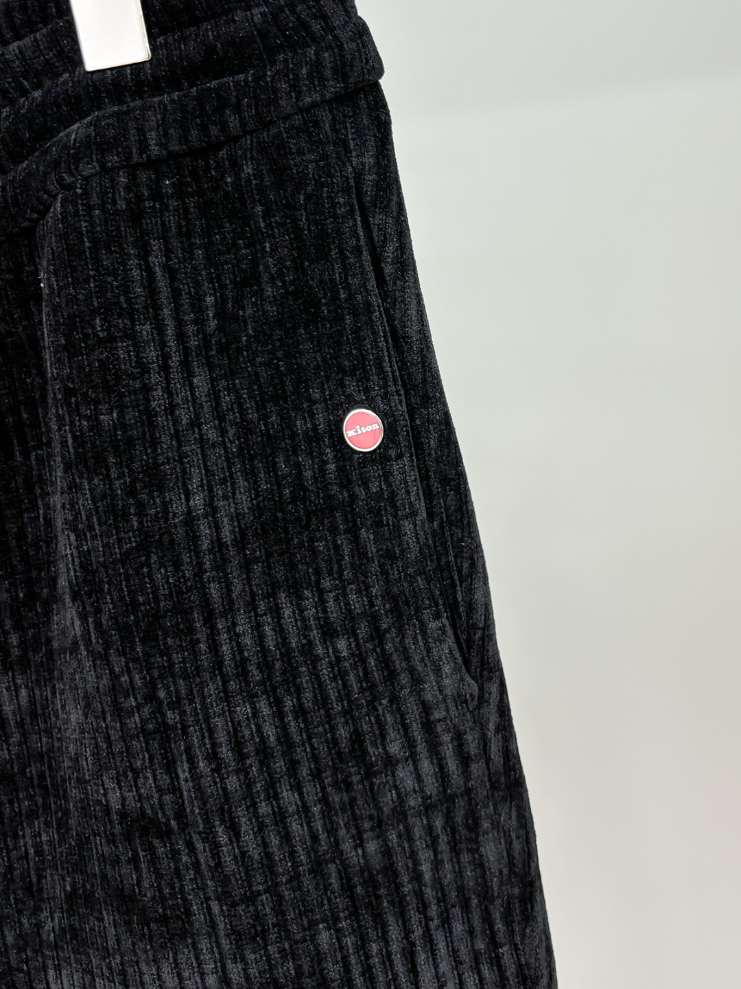 铺拍细节 Kiton25年新款.爱上小红扣新款黑色灯芯绒抽绳休闲裤，贸易公司渠道稀出，小红扣家高端商务主