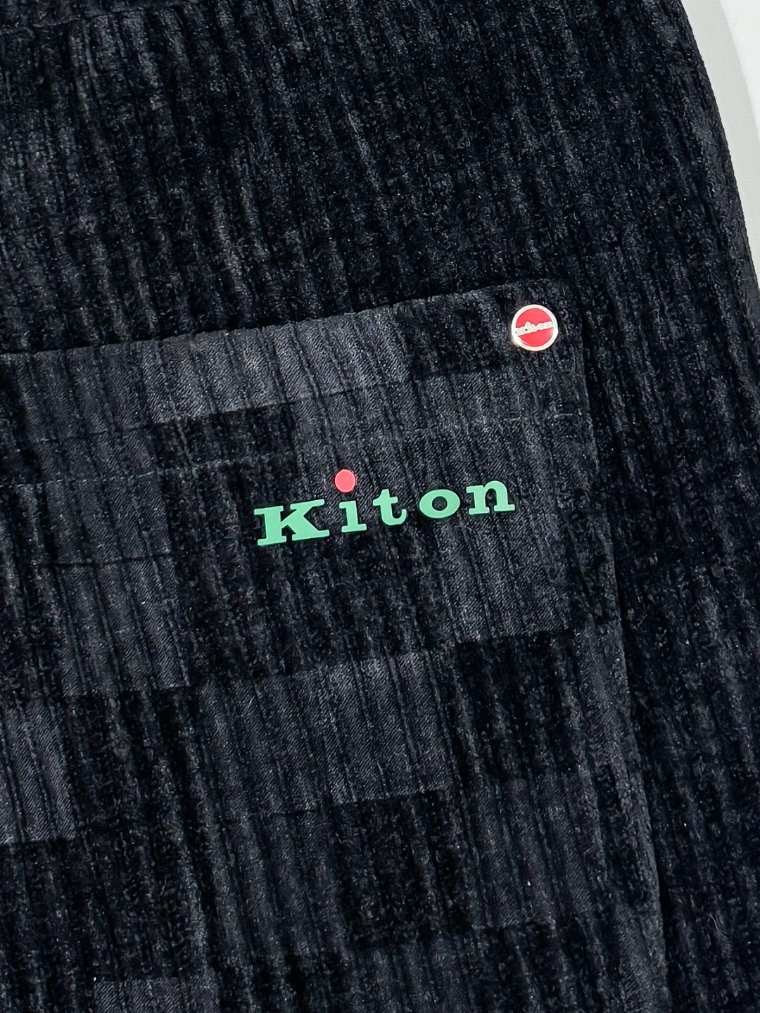 铺拍细节 Kiton25年新款.爱上小红扣新款黑色灯芯绒抽绳休闲裤，贸易公司渠道稀出，小红扣家高端商务主