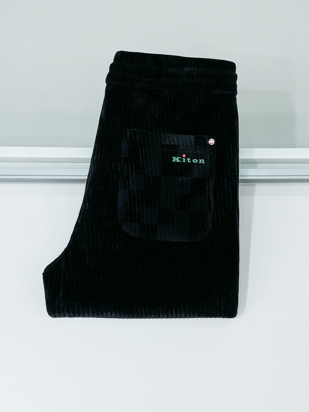铺拍细节 Kiton25年新款.爱上小红扣新款黑色灯芯绒抽绳休闲裤，贸易公司渠道稀出，小红扣家高端商务主