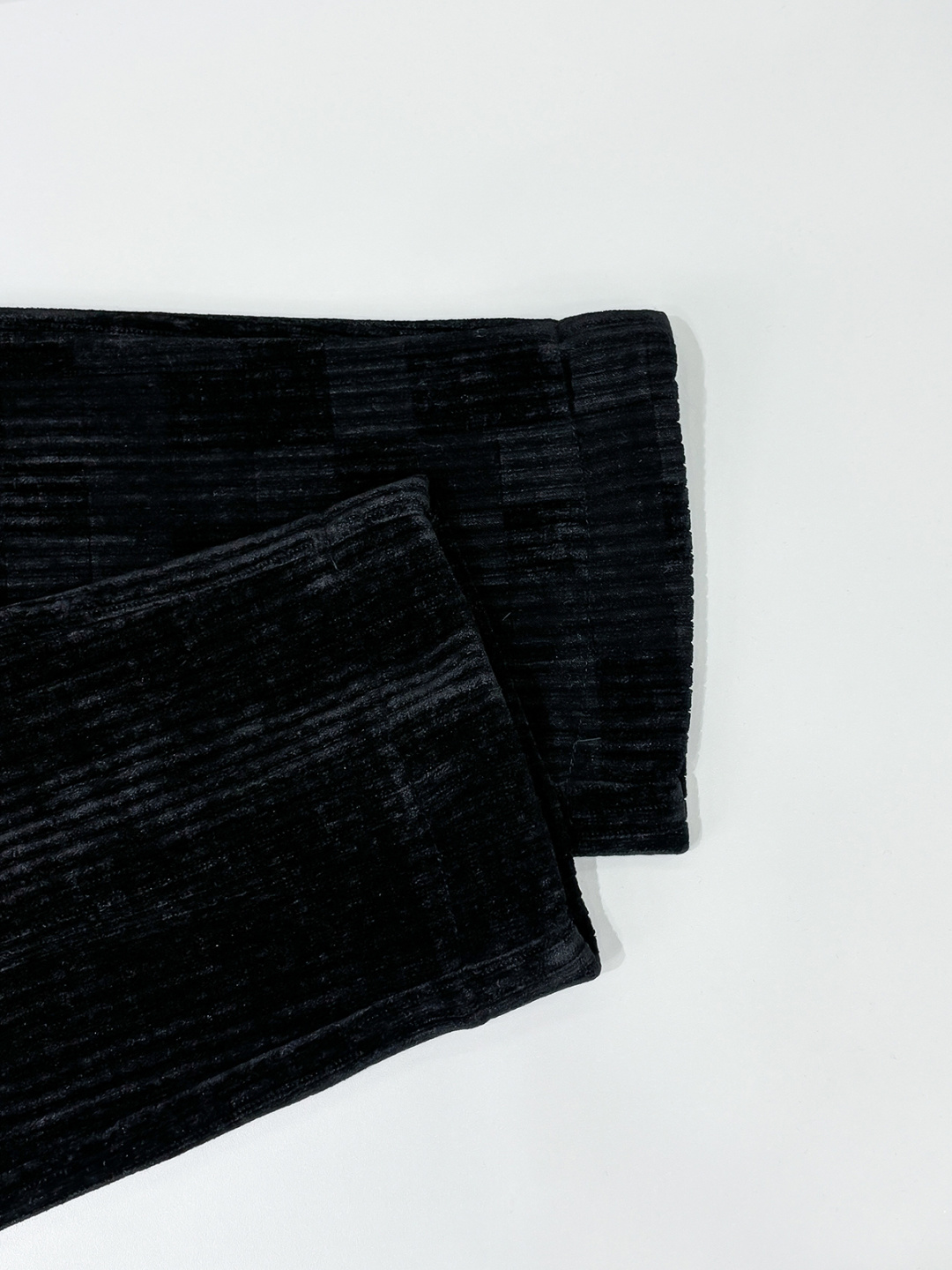 铺拍细节 Kiton25年新款.爱上小红扣新款黑色灯芯绒抽绳休闲裤，贸易公司渠道稀出，小红扣家高端商务主