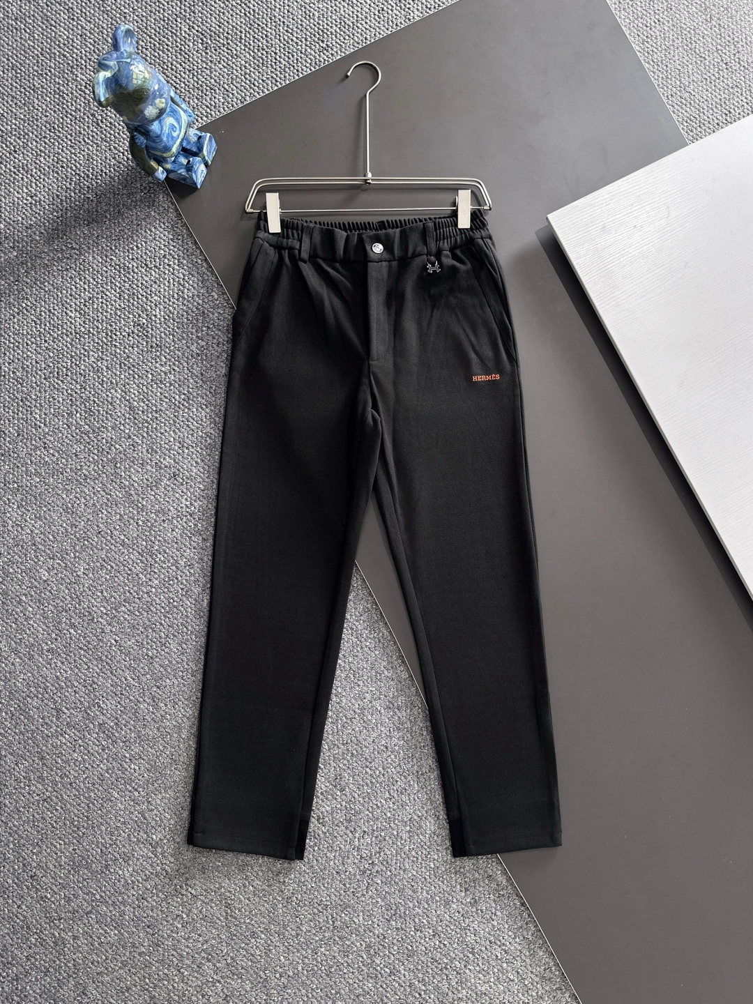 NO:528806,HERM2025 Autumn and Winter Wool Pants The latest classic series of men's wool casual pants!  It uses customer-supplied fabric, soft and delicate, and has an excellent feel!  The brand style is unobstructed!  Minimalist design, without extravagant elements to win the lead, the details are finely made, and it is easy to control various weather. The classic colors are very energetic, and a variety of styles can be used to control sports and leisure, daily life, and fashion trends!  Color Black Number of codes M-3XL, hermes,alexander wang19860909HERM2025秋冬羊毛裤 最新经典系列男士羊毛休闲裤！采用客供面料,柔软细腻,手感绝佳！品牌格调一览无余！极简主义设计,没有多余浮夸的元素来宣兵夺主,细节做工精细,轻松驾驭各种天气,经典颜色上身很显精气神,多种风格穿搭,运动休闲、日常生活、时尚潮流均可驾驭！ 颜色 黑色 码数 M-3XL,,hermes,alexander wang,Men's clothing