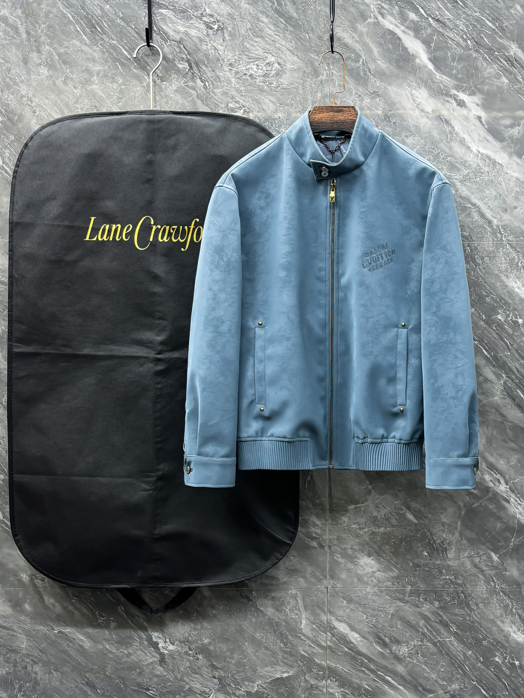 NO:532009,LV Donkey Home 2025SS Early Autumn New Suede Occupy Jacket, Men's Classic Letter Leather Jacket Jacket!  Trading companies have sparse channels and are on sale on the leading official website!  Men's high-end urban style lapel jacket. Platinum-grade tasting something!  Smooth and delicate suede fabric, lined with dark patterns, jacquard letter logo, a wonderful item with an excellent temperament!  When I encounter such an excellent product, I am willing to call it the strongest!  The style of this shirt jacket is very distinctive and unique, with lettering details, engraved metal snap buckles, and the lining is designed with dark-patterned jacquard letter patterns, highlighting the fashionable atmosphere, emphasizing the classic soul texture, highlighting the beauty of luxury and fashion!  This style really has a natural high street beauty, which meets all your outfit needs and allows you to look down on the whole world with trends!  The smooth and delicate suede fabric is crisp and comfortable, with a soft texture. The simple lines and contours are easy to wear to create a decent and elegant texture. The suede texture has a retro feel and a strong autumn and winter atmosphere. The rich but not ostentatious easily shows the affinity and high-end sense of the clothing!  It has a heavy texture, exquisite details, loose and stylish, full of silhouette and layering. It has excellent style and unparalleled upper body effect. It is destined to be an excellent styling item that goes out, with a great return rate!  Three colors enter!  Size: S-2XL,,louis vuitton,louis vuitton,louis vuitton,jackets & coats,jackets & coats,leather jacket,chamois leather,alexander wang19860909LV驴家2025SS早秋新款麂皮绒占领夹克,男士经典字母皮衣夹克外套！贸易公司渠道稀出,领先官网发售！男士高端都市风尚翻领外套.白金级品鉴心水之物！顺滑细腻的麂皮绒面料,内衬暗纹提花字母标识,一款气质绝伦的妙曼单品！ 遇到一款如此的绝佳产物,我愿意称之其为最强！此款衬衣夹克的风格十分之鲜明独特,字母细节,刻字金属按扣开合,内衬采用暗纹提花字母图案设计,彰显时髦气息,着重强调经典的灵魂质感,凸显奢华时尚之美！此款真的有着浑然天成的高街美感,满足你的一切穿搭所需,让你用潮流俯视整个世界！ 顺滑细腻的麂皮绒面料,挺括舒适,质地柔软,简洁的线条廓形容易穿出得体优雅的质感,麂皮绒质地具有复古感和浓浓秋冬气息的颜色,浓郁却不张扬的轻松就展现出了服装的亲和力和高级感！重磅质感,细节精致感十足,宽松有范,廓形、层次感十足.版型绝佳,上身效果无与伦比,注定属于出街的优秀造型单品,回头率爆表！ 三色入！尺码:S-2XL,,louis vuitton,louis vuitton,louis vuitton,jackets & coats,jackets & coats,leather jacket,chamois leather,alexander wang,Men's clothing