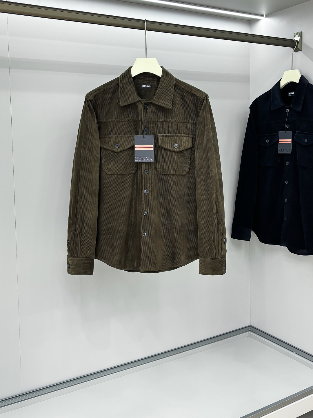 NO:524488,Z 2025 counter latest corduroy shirt jacket, straight-shaped corduroy shirt jacket, retro style promotes fashionable texture. It uses front button design, traditional collar, traditional chest pocket, retro fashion uses soft corduroy fabric to bring a touch of elegant color control to the tough line structure, making the texture more appropriate, and the soft touch neutralize each other, enriching the diversity of matching. You can wear it directly alone or as a thin coat inner wear item!  Color three colors S-XL, Jackets & coats,shirts,alexander wang19860909Z 2025专柜最新品灯芯绒衬衫外套,直筒廓形的灯芯绒衬衫外套,复古气息促进时尚质感.采用正面纽扣设计 传统衣领 传统胸前口袋 复古时尚用柔软的灯芯绒面料给硬朗的线条结构带来一丝优雅水洗做旧后的颜色把控,让质感变得更恰到好处版型和柔软触感相互中和,丰富了搭配的多样性,可直接单穿也可当作薄款外套内搭单品穿着！ 颜色三色 码数S-XL,,jackets & coats,shirts,alexander wang,Men's clothing