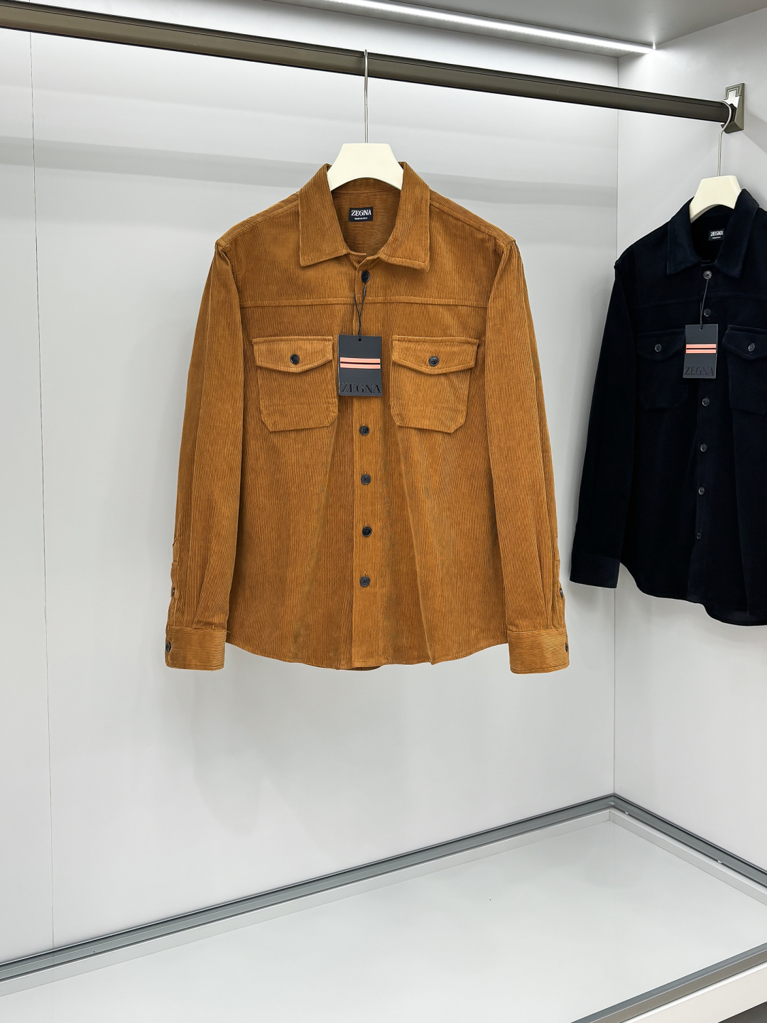 NO:524496,Z 2025 counter latest corduroy shirt jacket, straight-shaped corduroy shirt jacket, retro style promotes fashionable texture. It uses front button design, traditional collar, traditional chest pocket, retro fashion uses soft corduroy fabric to bring a touch of elegant color control to the tough line structure, making the texture more appropriate, and the soft touch neutralize each other, enriching the diversity of matching. You can wear it directly alone or as a thin coat inner wear item!  Color three colors S-XL, Jackets & coats,shirts,alexander wang19860909Z 2025专柜最新品灯芯绒衬衫外套,直筒廓形的灯芯绒衬衫外套,复古气息促进时尚质感.采用正面纽扣设计 传统衣领 传统胸前口袋 复古时尚用柔软的灯芯绒面料给硬朗的线条结构带来一丝优雅水洗做旧后的颜色把控,让质感变得更恰到好处版型和柔软触感相互中和,丰富了搭配的多样性,可直接单穿也可当作薄款外套内搭单品穿着！ 颜色三色 码数S-XL,,jackets & coats,shirts,alexander wang,Men's clothing