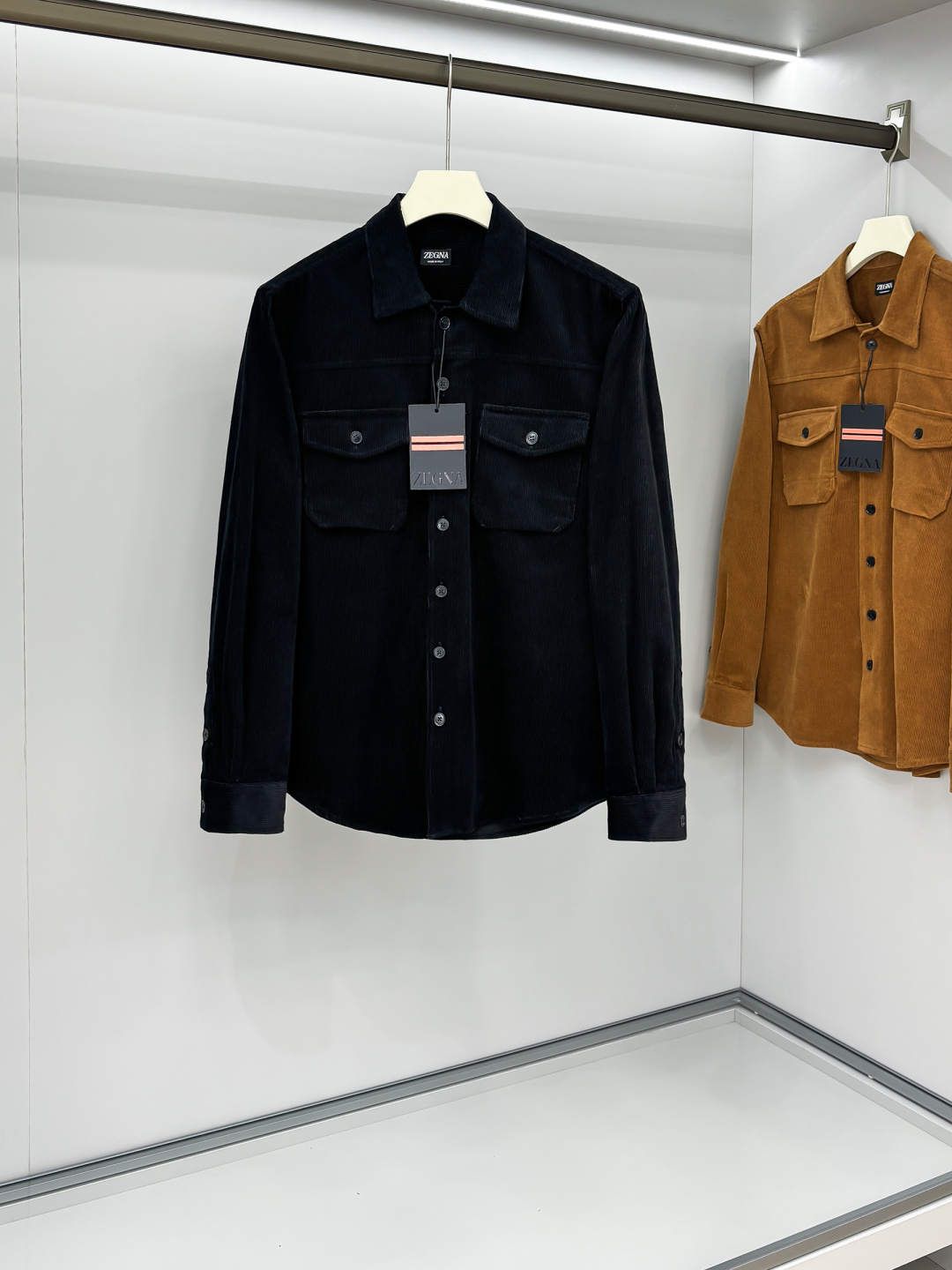 NO:524492,Z 2025 counter latest corduroy shirt jacket, straight-shaped corduroy shirt jacket, retro style promotes fashionable texture. It uses front button design, traditional collar, traditional chest pocket, retro fashion uses soft corduroy fabric to bring a touch of elegant color control to the tough line structure, making the texture more appropriate, and the soft touch neutralize each other, enriching the diversity of matching. You can wear it directly alone or as a thin coat inner wear item!  Color three colors S-XL, Jackets & coats,shirts,alexander wang19860909Z 2025专柜最新品灯芯绒衬衫外套,直筒廓形的灯芯绒衬衫外套,复古气息促进时尚质感.采用正面纽扣设计 传统衣领 传统胸前口袋 复古时尚用柔软的灯芯绒面料给硬朗的线条结构带来一丝优雅水洗做旧后的颜色把控,让质感变得更恰到好处版型和柔软触感相互中和,丰富了搭配的多样性,可直接单穿也可当作薄款外套内搭单品穿着！ 颜色三色 码数S-XL,,jackets & coats,shirts,alexander wang,Men's clothing