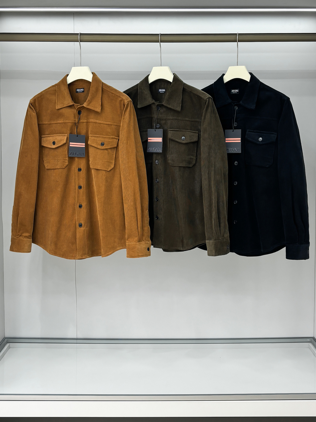 NO:524483,Photo details Z 2025 counter latest corduroy shirt jacket, straight-shaped corduroy shirt jacket, retro style promotes fashionable texture. It uses front button design, traditional collar, traditional chest pocket, retro fashion uses soft corduroy fabric to bring a touch of elegant color control to the tough line structure, making the texture more appropriate, and the soft touch neutralize each other, enriching the diversity of matching. You can wear it alone or as a thin coat inside!  Color three colors S-XL, Jackets & coats,shirts,alexander wang19860909合照细节 Z 2025专柜最新品灯芯绒衬衫外套,直筒廓形的灯芯绒衬衫外套,复古气息促进时尚质感.采用正面纽扣设计 传统衣领 传统胸前口袋 复古时尚用柔软的灯芯绒面料给硬朗的线条结构带来一丝优雅水洗做旧后的颜色把控,让质感变得更恰到好处版型和柔软触感相互中和,丰富了搭配的多样性,可直接单穿也可当作薄款外套内搭单品穿着！ 颜色三色 码数S-XL,,jackets & coats,shirts,alexander wang,Men's clothing