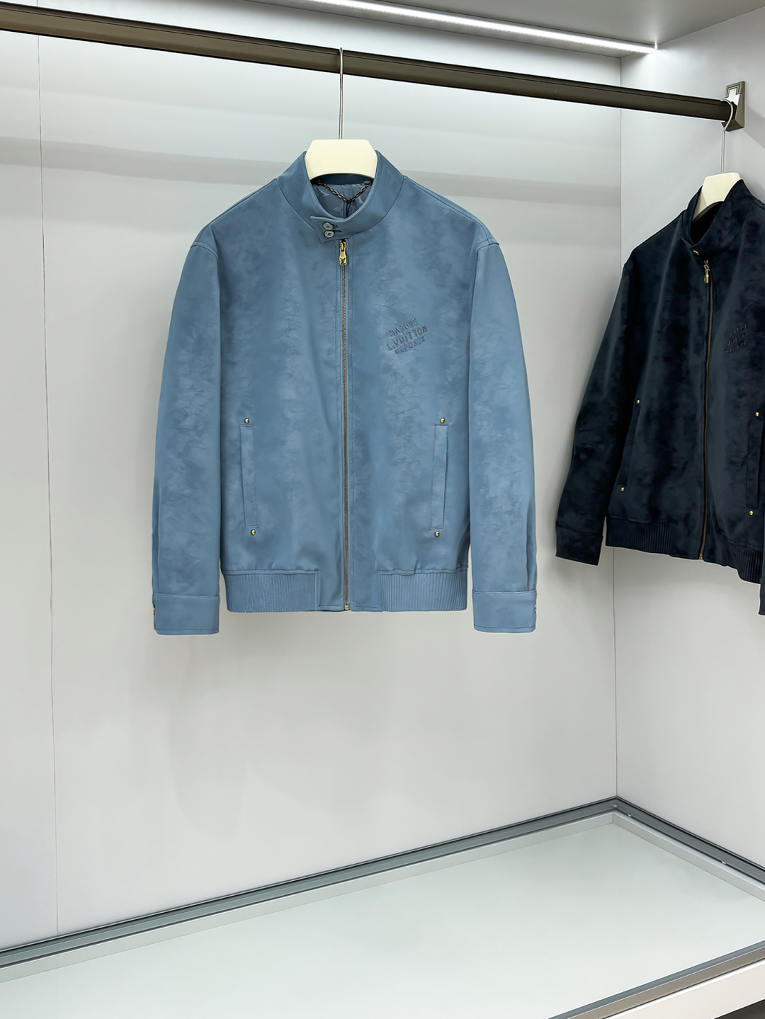 NO:524491,LV Donkey Home 2025SS Early Autumn New Suede Occupy Jacket, Men's Classic Letter Leather Jacket Jacket!  Trading companies have sparse channels and are on sale on the leading official website!  Men's high-end urban style lapel jacket. Platinum-grade tasting something!  Smooth and delicate suede fabric, lined with dark patterns, jacquard letter logo, a wonderful item with an excellent temperament!  When I encounter such an excellent product, I am willing to call it the strongest!  The style of this shirt jacket is very distinctive and unique, with lettering details, engraved metal snap buckles, and the lining is designed with dark-patterned jacquard letter patterns, highlighting the fashionable atmosphere, emphasizing the classic soul texture, highlighting the beauty of luxury and fashion!  This style really has a natural high street beauty, which meets all your outfit needs and allows you to look down on the whole world with trends!  The smooth and delicate suede fabric is crisp and comfortable, with a soft texture. The simple lines and contours are easy to wear to create a decent and elegant texture. The suede texture has a retro feel and a strong autumn and winter atmosphere. The rich but not ostentatious easily shows the affinity and high-end sense of the clothing!  It has a heavy texture, exquisite details, loose and stylish, full of silhouette and layering. It has excellent style and unparalleled upper body effect. It is destined to be an excellent styling item that goes out, with a great return rate!  Three colors enter!  Size: S-2XL,,louis vuitton,louis vuitton,louis vuitton,jackets & coats,jackets & coats,leather jacket,chamois leather,alexander wang19860909LV驴家2025SS早秋新款麂皮绒占领夹克,男士经典字母皮衣夹克外套！贸易公司渠道稀出,领先官网发售！男士高端都市风尚翻领外套.白金级品鉴心水之物！顺滑细腻的麂皮绒面料,内衬暗纹提花字母标识,一款气质绝伦的妙曼单品！ 遇到一款如此的绝佳产物,我愿意称之其为最强！此款衬衣夹克的风格十分之鲜明独特,字母细节,刻字金属按扣开合,内衬采用暗纹提花字母图案设计,彰显时髦气息,着重强调经典的灵魂质感,凸显奢华时尚之美！此款真的有着浑然天成的高街美感,满足你的一切穿搭所需,让你用潮流俯视整个世界！ 顺滑细腻的麂皮绒面料,挺括舒适,质地柔软,简洁的线条廓形容易穿出得体优雅的质感,麂皮绒质地具有复古感和浓浓秋冬气息的颜色,浓郁却不张扬的轻松就展现出了服装的亲和力和高级感！重磅质感,细节精致感十足,宽松有范,廓形、层次感十足.版型绝佳,上身效果无与伦比,注定属于出街的优秀造型单品,回头率爆表！ 三色入！尺码:S-2XL,,louis vuitton,louis vuitton,louis vuitton,jackets & coats,jackets & coats,leather jacket,chamois leather,alexander wang,Men's clothing