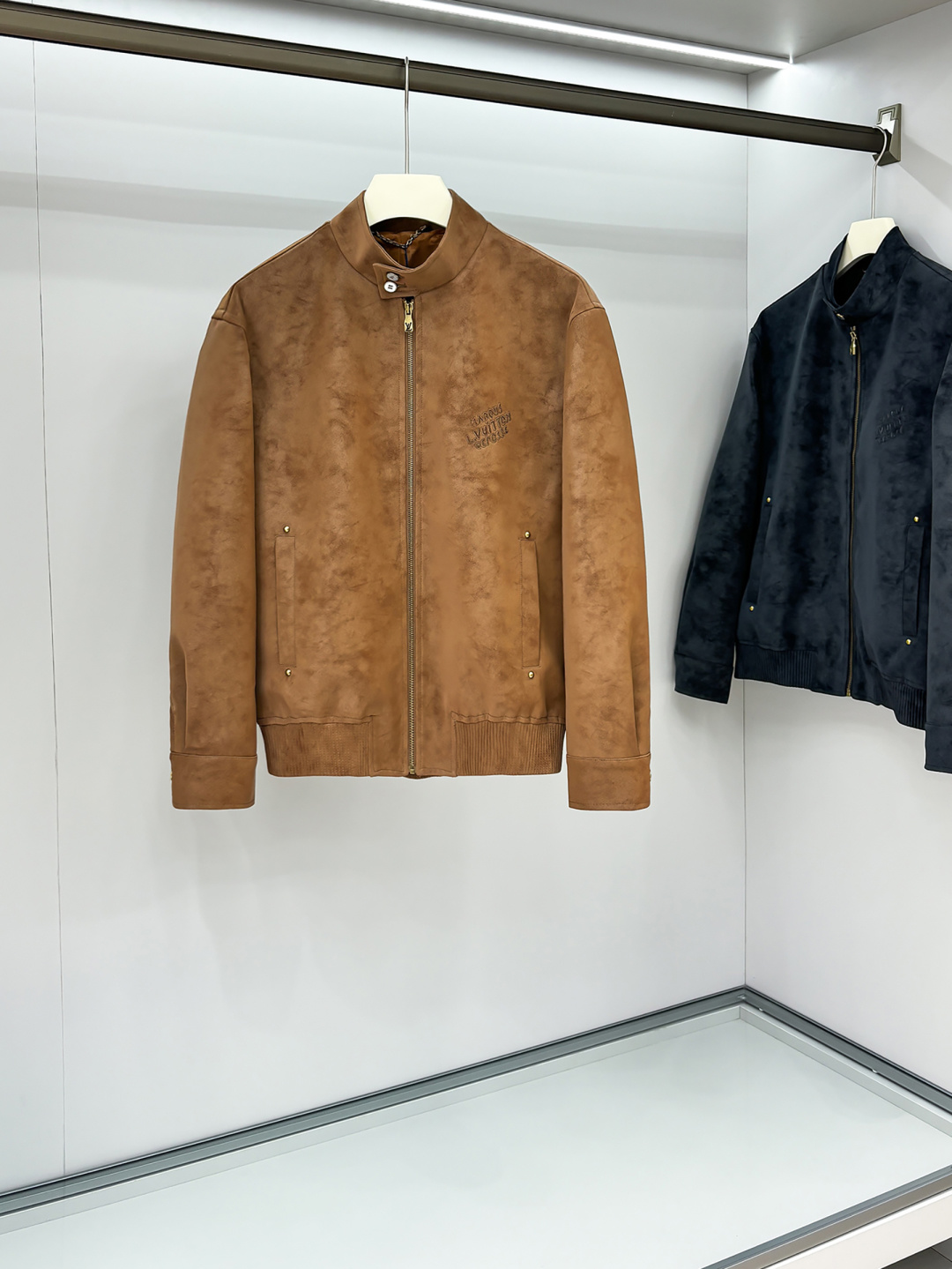 NO:524487,LV Donkey Home 2025SS Early Autumn New Suede Occupy Jacket, Men's Classic Letter Leather Jacket Jacket!  Trading companies have sparse channels and are on sale on the leading official website!  Men's high-end urban style lapel jacket. Platinum-grade tasting something!  Smooth and delicate suede fabric, lined with dark patterns, jacquard letter logo, a wonderful item with an excellent temperament!  When I encounter such an excellent product, I am willing to call it the strongest!  The style of this shirt jacket is very distinctive and unique, with lettering details, engraved metal snap buckles, and the lining is designed with dark-patterned jacquard letter patterns, highlighting the fashionable atmosphere, emphasizing the classic soul texture, highlighting the beauty of luxury and fashion!  This style really has a natural high street beauty, which meets all your outfit needs and allows you to look down on the whole world with trends!  The smooth and delicate suede fabric is crisp and comfortable, with a soft texture. The simple lines and contours are easy to wear to create a decent and elegant texture. The suede texture has a retro feel and a strong autumn and winter atmosphere. The rich but not ostentatious easily shows the affinity and high-end sense of the clothing!  It has a heavy texture, exquisite details, loose and stylish, full of silhouette and layering. It has excellent style and unparalleled upper body effect. It is destined to be an excellent styling item that goes out, with a great return rate!  Three colors enter!  Size: S-2XL,,louis vuitton,louis vuitton,louis vuitton,jackets & coats,jackets & coats,leather jacket,chamois leather,alexander wang19860909LV驴家2025SS早秋新款麂皮绒占领夹克,男士经典字母皮衣夹克外套！贸易公司渠道稀出,领先官网发售！男士高端都市风尚翻领外套.白金级品鉴心水之物！顺滑细腻的麂皮绒面料,内衬暗纹提花字母标识,一款气质绝伦的妙曼单品！ 遇到一款如此的绝佳产物,我愿意称之其为最强！此款衬衣夹克的风格十分之鲜明独特,字母细节,刻字金属按扣开合,内衬采用暗纹提花字母图案设计,彰显时髦气息,着重强调经典的灵魂质感,凸显奢华时尚之美！此款真的有着浑然天成的高街美感,满足你的一切穿搭所需,让你用潮流俯视整个世界！ 顺滑细腻的麂皮绒面料,挺括舒适,质地柔软,简洁的线条廓形容易穿出得体优雅的质感,麂皮绒质地具有复古感和浓浓秋冬气息的颜色,浓郁却不张扬的轻松就展现出了服装的亲和力和高级感！重磅质感,细节精致感十足,宽松有范,廓形、层次感十足.版型绝佳,上身效果无与伦比,注定属于出街的优秀造型单品,回头率爆表！ 三色入！尺码:S-2XL,,louis vuitton,louis vuitton,louis vuitton,jackets & coats,jackets & coats,leather jacket,chamois leather,alexander wang,Men's clothing