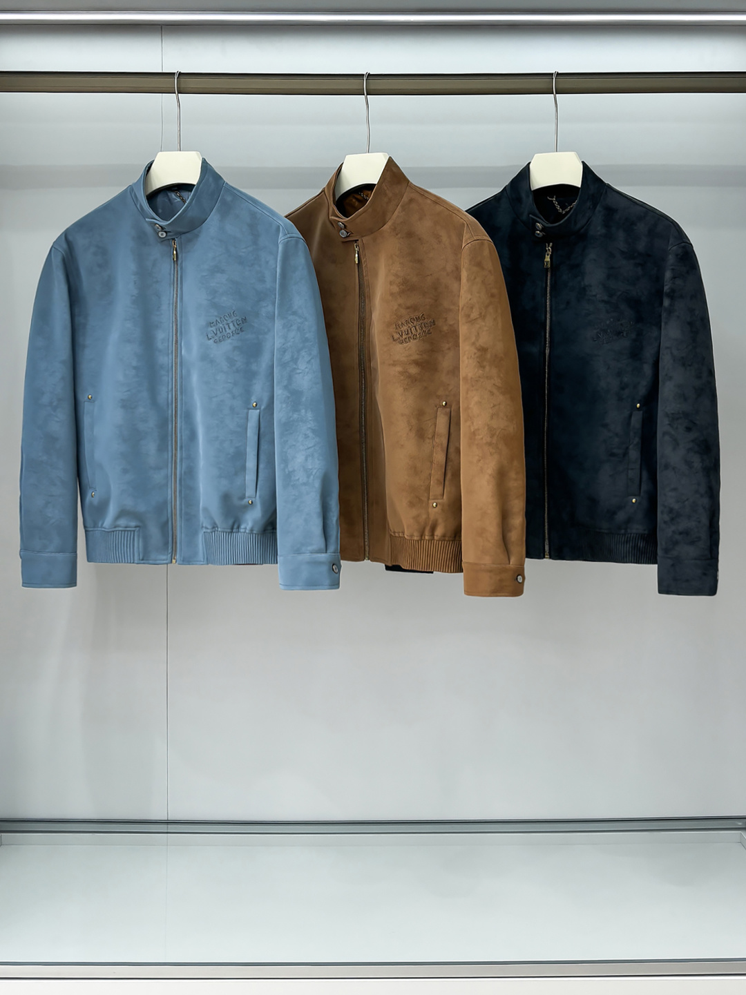 NO:524493,Photo details LV Donkey Home 2025SS early autumn new suede occupation jacket, classic letter leather jacket for men!  Trading companies have sparse channels and are on sale on the leading official website!  Men's high-end urban style lapel jacket. Platinum-grade tasting something!  Smooth and delicate suede fabric, lined with dark patterns, jacquard letter logo, a wonderful item with an excellent temperament!  When I encounter such an excellent product, I am willing to call it the strongest!  The style of this shirt jacket is very distinctive and unique, with lettering details, engraved metal snap buckles, and the lining is designed with dark-patterned jacquard letter patterns, highlighting the fashionable atmosphere, emphasizing the classic soul texture, highlighting the beauty of luxury and fashion!  This style really has a natural high street beauty, which meets all your outfit needs and allows you to look down on the whole world with trends!  The smooth and delicate suede fabric is crisp and comfortable, with a soft texture. The simple lines and contours are easy to wear to create a decent and elegant texture. The suede texture has a retro feel and a strong autumn and winter atmosphere. The rich but not ostentatious easily shows the affinity and high-end sense of the clothing!  It has a heavy texture, exquisite details, loose and stylish, full of silhouette and layering. It has excellent style and unparalleled upper body effect. It is destined to be an excellent styling item that goes out, with a great return rate!  Three colors enter!  Size: S-2XL,,louis vuitton,louis vuitton,louis vuitton,jackets & coats,jackets & coats,leather jacket,chamois leather,alexander wang19860909合照细节 LV驴家2025SS早秋新款麂皮绒占领夹克,男士经典字母皮衣夹克外套！贸易公司渠道稀出,领先官网发售！男士高端都市风尚翻领外套.白金级品鉴心水之物！顺滑细腻的麂皮绒面料,内衬暗纹提花字母标识,一款气质绝伦的妙曼单品！ 遇到一款如此的绝佳产物,我愿意称之其为最强！此款衬衣夹克的风格十分之鲜明独特,字母细节,刻字金属按扣开合,内衬采用暗纹提花字母图案设计,彰显时髦气息,着重强调经典的灵魂质感,凸显奢华时尚之美！此款真的有着浑然天成的高街美感,满足你的一切穿搭所需,让你用潮流俯视整个世界！ 顺滑细腻的麂皮绒面料,挺括舒适,质地柔软,简洁的线条廓形容易穿出得体优雅的质感,麂皮绒质地具有复古感和浓浓秋冬气息的颜色,浓郁却不张扬的轻松就展现出了服装的亲和力和高级感！重磅质感,细节精致感十足,宽松有范,廓形、层次感十足.版型绝佳,上身效果无与伦比,注定属于出街的优秀造型单品,回头率爆表！ 三色入！尺码:S-2XL,,louis vuitton,louis vuitton,louis vuitton,jackets & coats,jackets & coats,leather jacket,chamois leather,alexander wang,Men's clothing