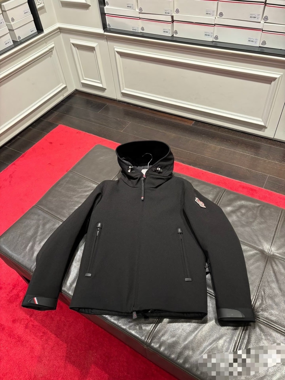 NO:565428,(High-end versions pay attention to the details) Moncler/Moncler autumn and winter men's Praz drawstring hood short down jacket Praz drawstring hood short down jacket is a member of the Moncler/Moncler autumn and winter men's wear series, with black as the main color, both fashionable and practical.  This Praz down jacket is designed with a black coat, which is simple yet elegant. Its unique drawstring hood design not only adds a sense of fashion, but also provides the wearer with additional warmth in the cold wind. The short cut highlights the man's ability and neatness. The jacket is made of customized stretch knitted thick thermal fabric, which not only has excellent thermal insulation performance, but also has good elasticity and wear resistance. The customized knitting process makes the fabric tighter, effectively preventing the intrusion of cold air.  The interior is filled with high-quality 90% white goose down to ensure the warmth of the jacket.   The main color is black, making the jacket more classic and versatile. It can be easily matched with a fashionable look whether in formal occasions or leisure time. Its customized elastic knitted thick warm fabric and unique design style make it stand out among many down jackets and become the first choice for men in autumn and winter. 24018 size data: (1 2 3 4) 1 size shoulder width 55cm - chest 122cm - length 68cm - sleeve length 64  Size 2 has shoulder width 56cm - chest 126cm - dress length 69cm - sleeve length 65. Size 3 has shoulder width 57cm - chest 130cm - dress length 70cm - sleeve length 66. Size 4 has shoulder width 58cm - chest 134cm - dress length 71cm - sleeve length 67. Size recommendation (standard version)   Height 175-150 pounds, try on size 2 which is suitable!  Boys weighing less than 140 kilograms can choose size 1, 140-150 kilograms can choose size 2, 155-180 kilograms can choose size 3, 170-190 kilograms can choose size 4, and girls can all choose size 1!  ,,prada,Moncler,jackets & coats,jackets & coats,down jacket,hats,alexander wang19860909（高版本认准细节） Moncler/蒙口秋冬男装Praz抽绳风帽短款羽绒夹克Praz抽绳风帽短款羽绒夹克是Moncler/蒙口秋冬男装系列中的一款,以黑色为主色调,兼具时尚与实用性. 这款Praz羽绒夹克采用黑色外套设计,简约而不失大气.其独特的抽绳风帽设计,不仅增添了时尚感,还能在寒风中为佩戴者提供额外的保暖效果.短款剪裁更是凸显男性的干练与利落. 外套采用定制弹力针织厚实保暖面料,这种面料不仅具有出色的保暖性能,还具有较好的弹性和耐磨性.定制的针织工艺使得面料更加紧密,有效防止冷空气的侵入. 内里采用高质量的90白鹅羽绒填充,保证了外套的保暖性能 以黑色为主色调,使得外套更加经典百搭.无论是在正式场合还是休闲时光,都能轻松搭配出时尚的造型.其定制弹力针织厚实保暖面料和独特的设计风格使得它在众多羽绒外套中脱颖而出,成为男性秋冬季节的首选单品. 24018尺码数据:(1 2 3 4) 1码肩宽55cm-胸围122cm-衣长68cm-袖长64 2码肩宽56cm-胸围126cm-衣长69cm-袖长65 3码肩宽57cm-胸围130cm-衣长70cm-袖长66 4码肩宽58cm-胸围134cm-衣长71cm-袖长67 尺码推荐（标准版型） 身高175-150斤,试穿2码合适！ 男生体重140斤以内选择1码,140-150斤选择2码,155-180斤选择3码,170-190斤选择4码, 女生全部选择1码即可！,,prada,Moncler,jackets & coats,jackets & coats,down jacket,hats,alexander wang,Men's clothing