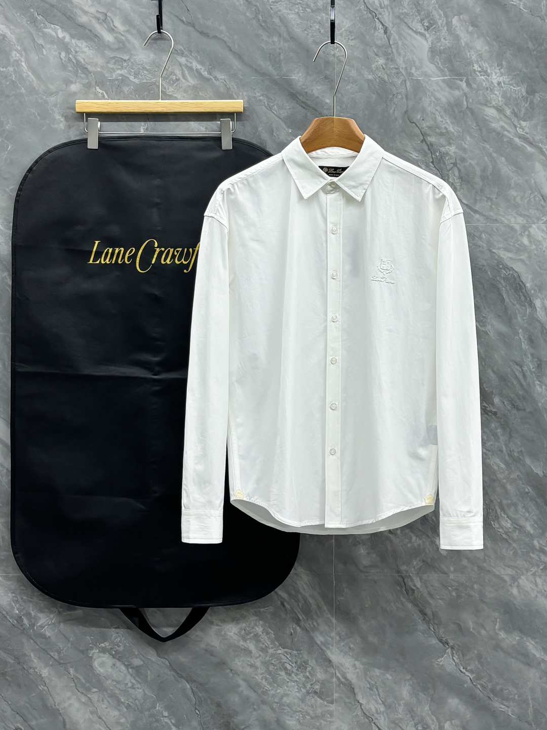 NO:530798,LFW autumn and winter new high-density twill cotton lapel shirt, men's three-dimensional rubber logo loose and casual long-sleeved shirt!  Trading companies have sparse channels and are released on the official website at the same time!  In the vast world of fashion, there are always some items that are like bright stars, attracting everyone's attention with their unique charm!  And this shirt is such a remarkable existence. From fabric to details, every part shows unparalleled exquisiteness and luxury!  This shirt is made of imported high-density twill cotton. The high-density weaving technology gives it a thick and crisp quality, so that the entire shirt can perfectly fit the body curves without appearing tight, and always maintain an elegant and crisp posture!  The unique three-dimensional rubber letter logo on the chest instantly attracted everyone's attention. The letter surface has unique textures. These textures are like traces carefully carved by the artist, adding a high-end sense of detail to the entire logo!  Custom-made brand engraved mother-shell buckles, each button is like a treasure picked from the deep sea. The material of mother-shell gives the button a warm luster, and under the light, it will emit a soft and charming light!  Loose style cutting is undoubtedly a fashionable trend. It breaks the constraints of traditional shirts and gives the body enough freedom!  Black/white/Ruo blue, three colors into it!  Size S-XL S S shoulder width 55cm-bust 116cm-length 74cm-sleeve length 62cm M Shoulder width 56cm-bust 120cm-length 76cm-sleeve length 63cm L Shoulder width 57cm-bust 124cm-length 78cm-sleeve length 64cm XL Shoulder width 58cm-bust 128cm-length 80cm-sleeve length 65cm Size recommended (loose version) Height 174-140 catties, try S S size appropriate!  A boy can choose S code within 145 catties, a M code for 145-160 catties, a L code for 160-175 catties, and a XL code for 175-190 catties!  ,shirts,alexander wang19860909LFW秋冬新款高密度斜纹棉质翻领衬衣,男士立体橡胶标识宽松休闲长袖衬衫！贸易公司渠道稀出,同步官网发售！在时尚的广袤天地中,总有一些单品宛如璀璨星辰,以独特的魅力吸引着众人的目光！而这款衬衫便是这样一件令人瞩目的存在,它从面料到细节,每一处都彰显着无与伦比的精致与奢华！ 这款衬衫采用客供进口高密度斜纹棉布,高密度的编织工艺赋予了它厚实挺括的特质,使得整件衬衫穿上身后,能够完美地贴合身体曲线,却又不会显得紧绷,始终保持着一种优雅的挺括姿态！胸前独特的立体橡胶字母标识,瞬间吸引了所有人的注意,字母表面有着独特的纹理,这些纹理如同艺术家精心雕琢的痕迹,为整个标识增添了一份高级的细节感！客供定制的品牌刻印母贝扣,每一颗扣子都像是从深海中采撷而来的珍宝,母贝的材质赋予了扣子温润的光泽,在光线的照耀下,会散发出柔和而迷人的光芒！宽松版型裁剪无疑是一种时尚的潮流.它打破了传统衬衫的束缚感,给予身体足够的自由空间！黑色/白色/宝蓝,三色入！尺码S-XL S码肩宽55cm-胸围116cm-衣长74cm-袖长62cm  M码肩宽56cm-胸围120cm-衣长76cm-袖长63cm  L码肩宽57cm-胸围124cm-衣长78cm-袖长64cm  XL码肩宽58cm-胸围128cm-衣长80cm-袖长65cm  尺码推荐（宽松版型） 身高174-140斤,试穿S码合适！ 男生体重145斤以内选择S码,145-160斤选择M码,160-175斤选择L码,175-190斤选择XL码！,,shirts,alexander wang,Men's clothing