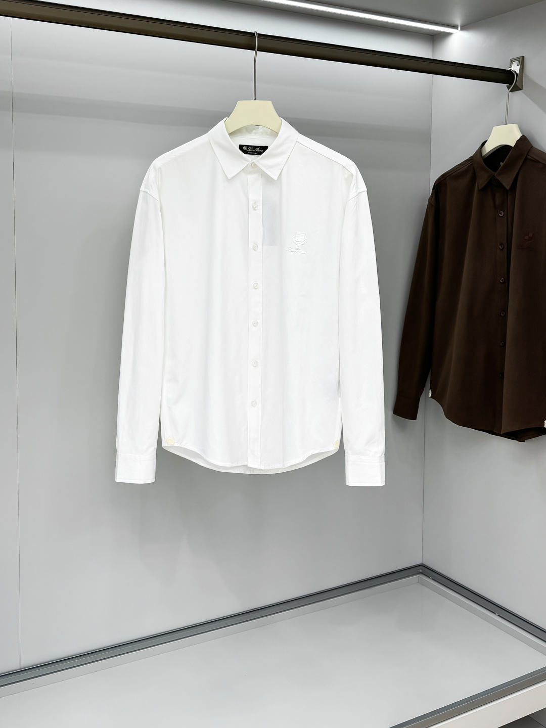 NO:549099,Zegn official website synchronizes the original original logo for a long time. Top-grade business casual original single long-sleeved shirts are high-end customized and versatile styles. Anyone can easily control the fabric. Fully customized craftsmanship. The latest logo design of the luxurious classic brand on the chest is very high-end. Those who understand goods must enter, show their aura, and highlight the exquisiteness of business men. This is the uniqueness, and the upper body effect is very good!  Size S-XL, Shirts,alexander wang19860909Zegn官网同步原版原标长期有货 顶级商务休闲原单长袖衬衫高级定制百搭款式 任何人都可以轻松驾驭 面料全订制工艺 胸前奢华经典品牌最新logo设计,非常显档次懂货的必须入,显气场,又会凸显商务男士的精致,这就是独到之处,上身效果非常赞！尺码S-XL,,shirts,alexander wang,Men's clothing