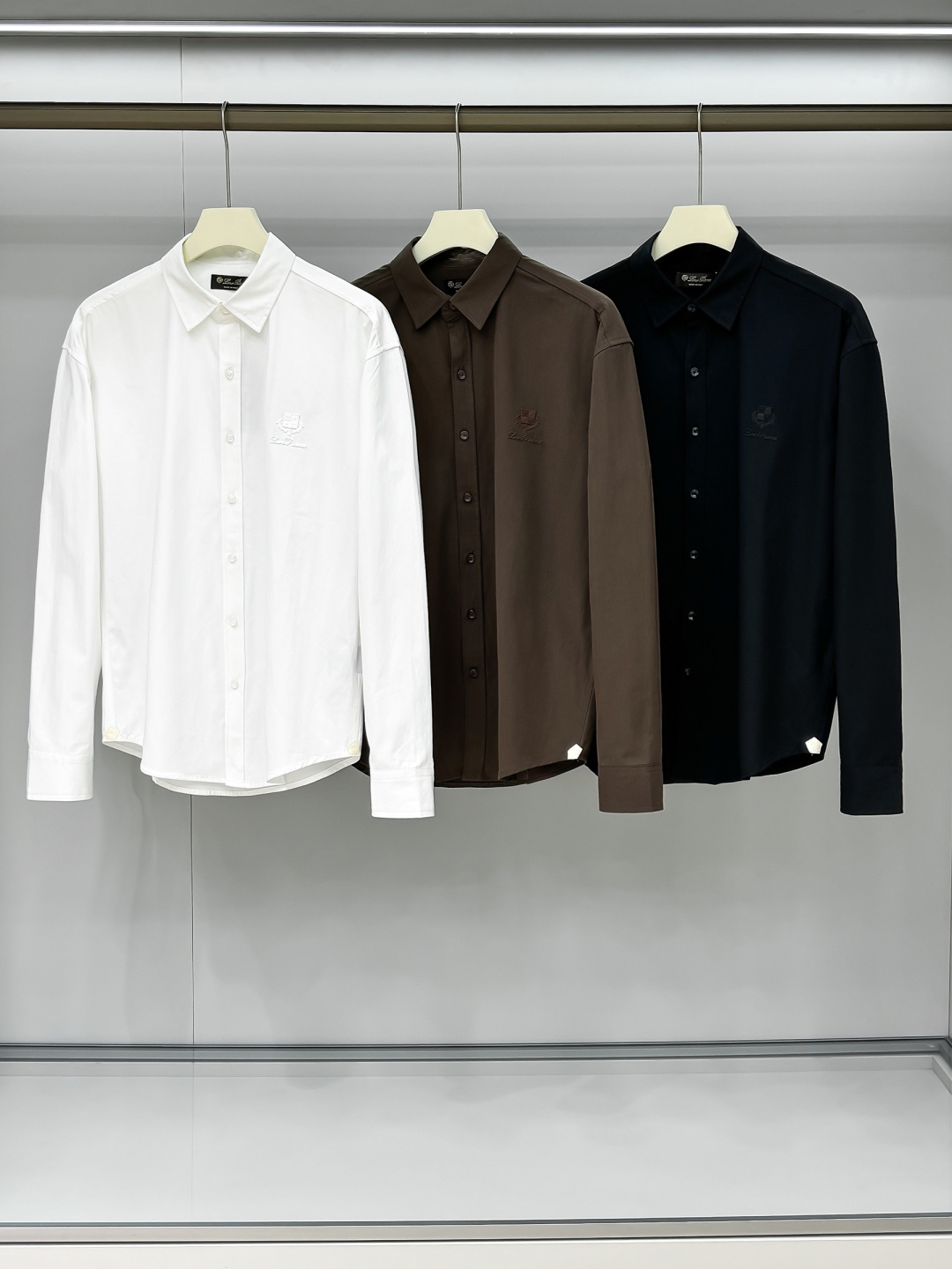 NO:549095,Photo details KITON25FW autumn and winter new high-density twill cotton lapel shirt, men's three-dimensional rubber logo loose casual long-sleeved shirt!  Trading companies have sparse channels and are released on the official website at the same time!  In the vast world of fashion, there are always some items that are like bright stars, attracting everyone's attention with their unique charm!  And this shirt is such a remarkable existence. From fabric to details, every part shows unparalleled exquisiteness and luxury!  This shirt is made of imported high-density twill cotton. The high-density weaving technology gives it a thick and crisp quality, so that the entire shirt can perfectly fit the body curves without appearing tight, and always maintain an elegant and crisp posture!  The unique three-dimensional rubber letter logo on the chest instantly attracted everyone's attention. The letter surface has unique textures. These textures are like traces carefully carved by the artist, adding a high-end sense of detail to the entire logo!  Custom-made brand engraved mother-shell buckles, each button is like a treasure picked from the deep sea. The material of mother-shell gives the button a warm luster, and under the light, it will emit a soft and charming light!  Loose style cutting is undoubtedly a fashionable trend. It breaks the constraints of traditional shirts and gives the body enough freedom!  Black/white/Ruo blue, three colors into it!  Size S-XL S S shoulder width 55cm-bust 116cm-length 74cm-sleeve length 62cm M Shoulder width 56cm-bust 120cm-length 76cm-sleeve length 63cm L Shoulder width 57cm-bust 124cm-length 78cm-sleeve length 64cm XL Shoulder width 58cm-bust 128cm-length 80cm-sleeve length 65cm Size recommended (loose version) Height 174-140 catties, try S S size appropriate!  A boy can choose S code within 145 catties, a M code for 145-160 catties, a L code for 160-175 catties, and a XL code for 175-190 catties!  ,shirts,alexander wang19860909合照细节 KITON25FW秋冬新款高密度斜纹棉质翻领衬衣,男士立体橡胶标识宽松休闲长袖衬衫！贸易公司渠道稀出,同步官网发售！在时尚的广袤天地中,总有一些单品宛如璀璨星辰,以独特的魅力吸引着众人的目光！而这款衬衫便是这样一件令人瞩目的存在,它从面料到细节,每一处都彰显着无与伦比的精致与奢华！ 这款衬衫采用客供进口高密度斜纹棉布,高密度的编织工艺赋予了它厚实挺括的特质,使得整件衬衫穿上身后,能够完美地贴合身体曲线,却又不会显得紧绷,始终保持着一种优雅的挺括姿态！胸前独特的立体橡胶字母标识,瞬间吸引了所有人的注意,字母表面有着独特的纹理,这些纹理如同艺术家精心雕琢的痕迹,为整个标识增添了一份高级的细节感！客供定制的品牌刻印母贝扣,每一颗扣子都像是从深海中采撷而来的珍宝,母贝的材质赋予了扣子温润的光泽,在光线的照耀下,会散发出柔和而迷人的光芒！宽松版型裁剪无疑是一种时尚的潮流.它打破了传统衬衫的束缚感,给予身体足够的自由空间！黑色/白色/宝蓝,三色入！尺码S-XL S码肩宽55cm-胸围116cm-衣长74cm-袖长62cm  M码肩宽56cm-胸围120cm-衣长76cm-袖长63cm  L码肩宽57cm-胸围124cm-衣长78cm-袖长64cm  XL码肩宽58cm-胸围128cm-衣长80cm-袖长65cm  尺码推荐（宽松版型） 身高174-140斤,试穿S码合适！ 男生体重145斤以内选择S码,145-160斤选择M码,160-175斤选择L码,175-190斤选择XL码！,,shirts,alexander wang,Men's clothing