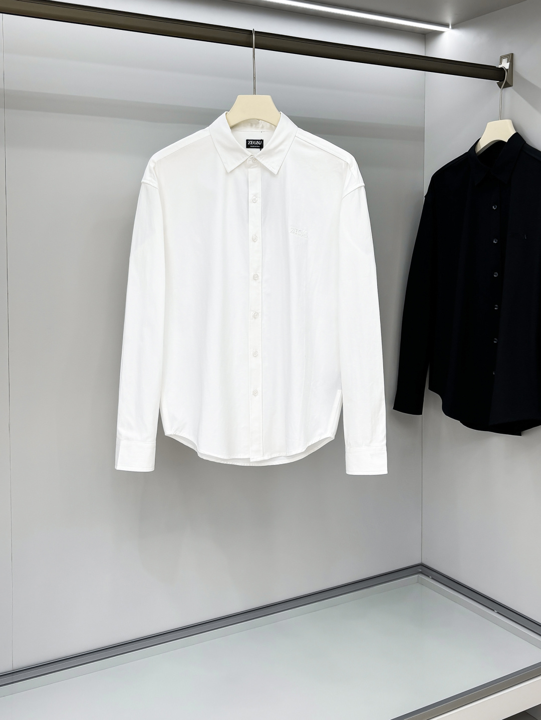 NO:549091,KITON25FW autumn and winter new high-density twill cotton lapel shirt, men's three-dimensional rubber logo loose and casual long-sleeved shirt!  Trading companies have sparse channels and are released on the official website at the same time!  In the vast world of fashion, there are always some items that are like bright stars, attracting everyone's attention with their unique charm!  And this shirt is such a remarkable existence. From fabric to details, every part shows unparalleled exquisiteness and luxury!  This shirt is made of imported high-density twill cotton. The high-density weaving technology gives it a thick and crisp quality, so that the entire shirt can perfectly fit the body curves without appearing tight, and always maintain an elegant and crisp posture!  The unique three-dimensional rubber letter logo on the chest instantly attracted everyone's attention. The letter surface has unique textures. These textures are like traces carefully carved by the artist, adding a high-end sense of detail to the entire logo!  Custom-made brand engraved mother-shell buckles, each button is like a treasure picked from the deep sea. The material of mother-shell gives the button a warm luster, and under the light, it will emit a soft and charming light!  Loose style cutting is undoubtedly a fashionable trend. It breaks the constraints of traditional shirts and gives the body enough freedom!  Black/white/Ruo blue, three colors into it!  Size S-XL S S shoulder width 55cm-bust 116cm-length 74cm-sleeve length 62cm M Shoulder width 56cm-bust 120cm-length 76cm-sleeve length 63cm L Shoulder width 57cm-bust 124cm-length 78cm-sleeve length 64cm XL Shoulder width 58cm-bust 128cm-length 80cm-sleeve length 65cm Size recommended (loose version) Height 174-140 catties, try S S size appropriate!  A boy can choose S code within 145 catties, a M code for 145-160 catties, a L code for 160-175 catties, and a XL code for 175-190 catties!  ,shirts,alexander wang19860909KITON25FW秋冬新款高密度斜纹棉质翻领衬衣,男士立体橡胶标识宽松休闲长袖衬衫！贸易公司渠道稀出,同步官网发售！在时尚的广袤天地中,总有一些单品宛如璀璨星辰,以独特的魅力吸引着众人的目光！而这款衬衫便是这样一件令人瞩目的存在,它从面料到细节,每一处都彰显着无与伦比的精致与奢华！ 这款衬衫采用客供进口高密度斜纹棉布,高密度的编织工艺赋予了它厚实挺括的特质,使得整件衬衫穿上身后,能够完美地贴合身体曲线,却又不会显得紧绷,始终保持着一种优雅的挺括姿态！胸前独特的立体橡胶字母标识,瞬间吸引了所有人的注意,字母表面有着独特的纹理,这些纹理如同艺术家精心雕琢的痕迹,为整个标识增添了一份高级的细节感！客供定制的品牌刻印母贝扣,每一颗扣子都像是从深海中采撷而来的珍宝,母贝的材质赋予了扣子温润的光泽,在光线的照耀下,会散发出柔和而迷人的光芒！宽松版型裁剪无疑是一种时尚的潮流.它打破了传统衬衫的束缚感,给予身体足够的自由空间！黑色/白色/宝蓝,三色入！尺码S-XL S码肩宽55cm-胸围116cm-衣长74cm-袖长62cm  M码肩宽56cm-胸围120cm-衣长76cm-袖长63cm  L码肩宽57cm-胸围124cm-衣长78cm-袖长64cm  XL码肩宽58cm-胸围128cm-衣长80cm-袖长65cm  尺码推荐（宽松版型） 身高174-140斤,试穿S码合适！ 男生体重145斤以内选择S码,145-160斤选择M码,160-175斤选择L码,175-190斤选择XL码！,,shirts,alexander wang,Men's clothing