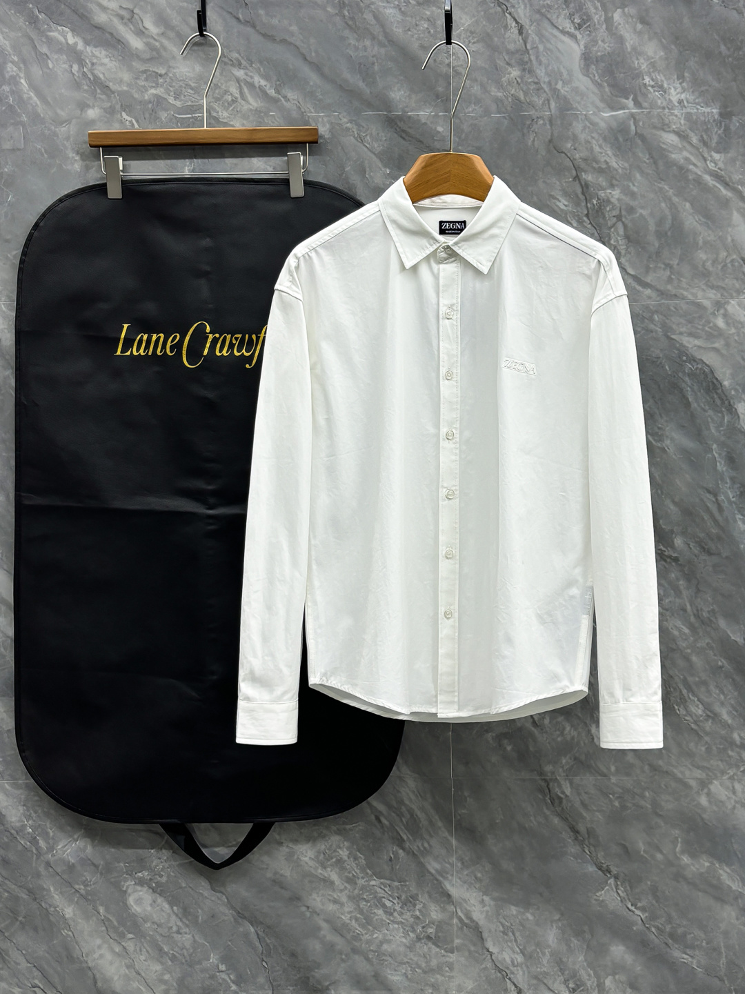 NO:530796,Zegn official website synchronizes the original original logo for a long time. Top-grade business casual original single long-sleeved shirts are high-end customized and versatile styles. Anyone can easily control the fabric. Fully customized craftsmanship. The latest logo design of the luxurious classic brand on the chest is very high-end. Those who understand goods must enter, show their aura, and highlight the exquisiteness of business men. This is the uniqueness, and the upper body effect is very good!  Size S-XL, Shirts,alexander wang19860909Zegn官网同步原版原标长期有货 顶级商务休闲原单长袖衬衫高级定制百搭款式 任何人都可以轻松驾驭 面料全订制工艺 胸前奢华经典品牌最新logo设计,非常显档次懂货的必须入,显气场,又会凸显商务男士的精致,这就是独到之处,上身效果非常赞！尺码S-XL,,shirts,alexander wang,Men's clothing