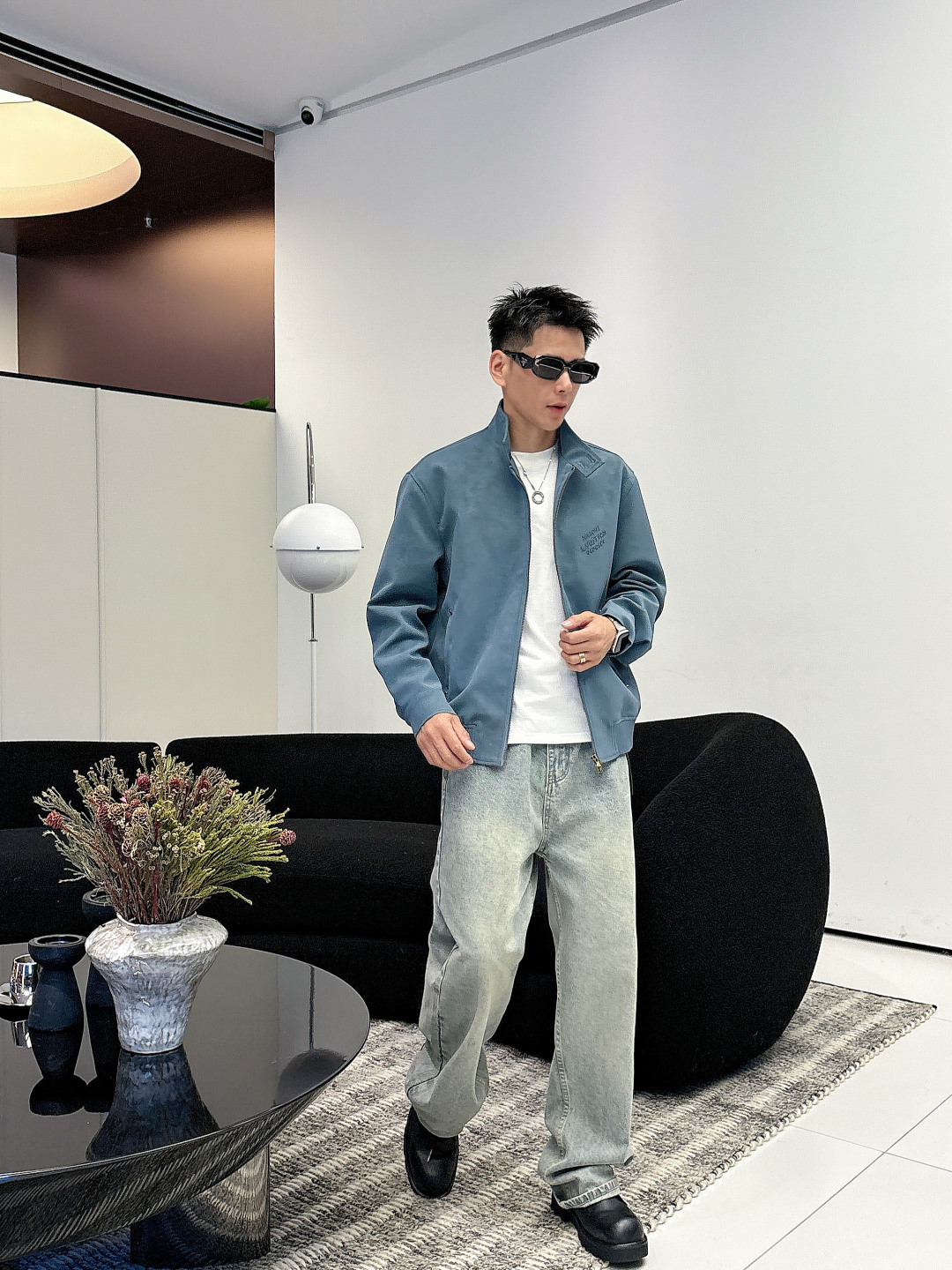 NO:524495,Model picture LV Donkey Home 2025SS early autumn new suede occupation jacket, classic letter leather jacket for men!  Trading companies have sparse channels and are on sale on the leading official website!  Men's high-end urban style lapel jacket. Platinum-grade tasting something!  Smooth and delicate suede fabric, lined with dark patterns, jacquard letter logo, a wonderful item with an excellent temperament!  When I encounter such an excellent product, I am willing to call it the strongest!  The style of this shirt jacket is very distinctive and unique, with lettering details, engraved metal snap buckles, and the lining is designed with dark-patterned jacquard letter patterns, highlighting the fashionable atmosphere, emphasizing the classic soul texture, highlighting the beauty of luxury and fashion!  This style really has a natural high street beauty, which meets all your outfit needs and allows you to look down on the whole world with trends!  The smooth and delicate suede fabric is crisp and comfortable, with a soft texture. The simple lines and contours are easy to wear to create a decent and elegant texture. The suede texture has a retro feel and a strong autumn and winter atmosphere. The rich but not ostentatious easily shows the affinity and high-end sense of the clothing!  It has a heavy texture, exquisite details, loose and stylish, full of silhouette and layering. It has excellent style and unparalleled upper body effect. It is destined to be an excellent styling item that goes out, with a great return rate!  Three colors enter!  Size: S-2XL,,louis vuitton,louis vuitton,louis vuitton,jackets & coats,jackets & coats,leather jacket,chamois leather,alexander wang19860909模特图 LV驴家2025SS早秋新款麂皮绒占领夹克,男士经典字母皮衣夹克外套！贸易公司渠道稀出,领先官网发售！男士高端都市风尚翻领外套.白金级品鉴心水之物！顺滑细腻的麂皮绒面料,内衬暗纹提花字母标识,一款气质绝伦的妙曼单品！ 遇到一款如此的绝佳产物,我愿意称之其为最强！此款衬衣夹克的风格十分之鲜明独特,字母细节,刻字金属按扣开合,内衬采用暗纹提花字母图案设计,彰显时髦气息,着重强调经典的灵魂质感,凸显奢华时尚之美！此款真的有着浑然天成的高街美感,满足你的一切穿搭所需,让你用潮流俯视整个世界！ 顺滑细腻的麂皮绒面料,挺括舒适,质地柔软,简洁的线条廓形容易穿出得体优雅的质感,麂皮绒质地具有复古感和浓浓秋冬气息的颜色,浓郁却不张扬的轻松就展现出了服装的亲和力和高级感！重磅质感,细节精致感十足,宽松有范,廓形、层次感十足.版型绝佳,上身效果无与伦比,注定属于出街的优秀造型单品,回头率爆表！ 三色入！尺码:S-2XL,,louis vuitton,louis vuitton,louis vuitton,jackets & coats,jackets & coats,leather jacket,chamois leather,alexander wang,Men's clothing