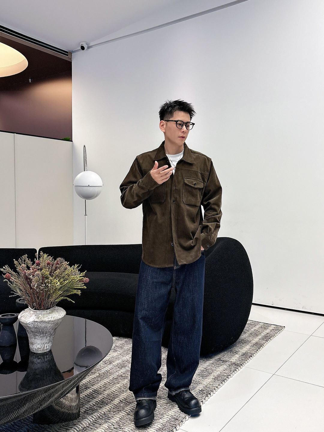 NO:524490,Model Picture Z 2025 counter latest corduroy shirt jacket, straight-shaped corduroy shirt jacket, retro style promotes fashionable texture. It uses front button design, traditional collar, traditional chest pocket, retro fashion uses soft corduroy fabric to bring a touch of elegant color control to the tough line structure, making the texture more appropriate, and the soft touch neutralize each other, enriching the diversity of matching. You can wear it directly alone or as a thin coat inner wear item!  Color three colors S-XL, Jackets & coats,shirts,alexander wang19860909模特图 Z 2025专柜最新品灯芯绒衬衫外套,直筒廓形的灯芯绒衬衫外套,复古气息促进时尚质感.采用正面纽扣设计 传统衣领 传统胸前口袋 复古时尚用柔软的灯芯绒面料给硬朗的线条结构带来一丝优雅水洗做旧后的颜色把控,让质感变得更恰到好处版型和柔软触感相互中和,丰富了搭配的多样性,可直接单穿也可当作薄款外套内搭单品穿着！ 颜色三色 码数S-XL,,jackets & coats,shirts,alexander wang,Men's clothing