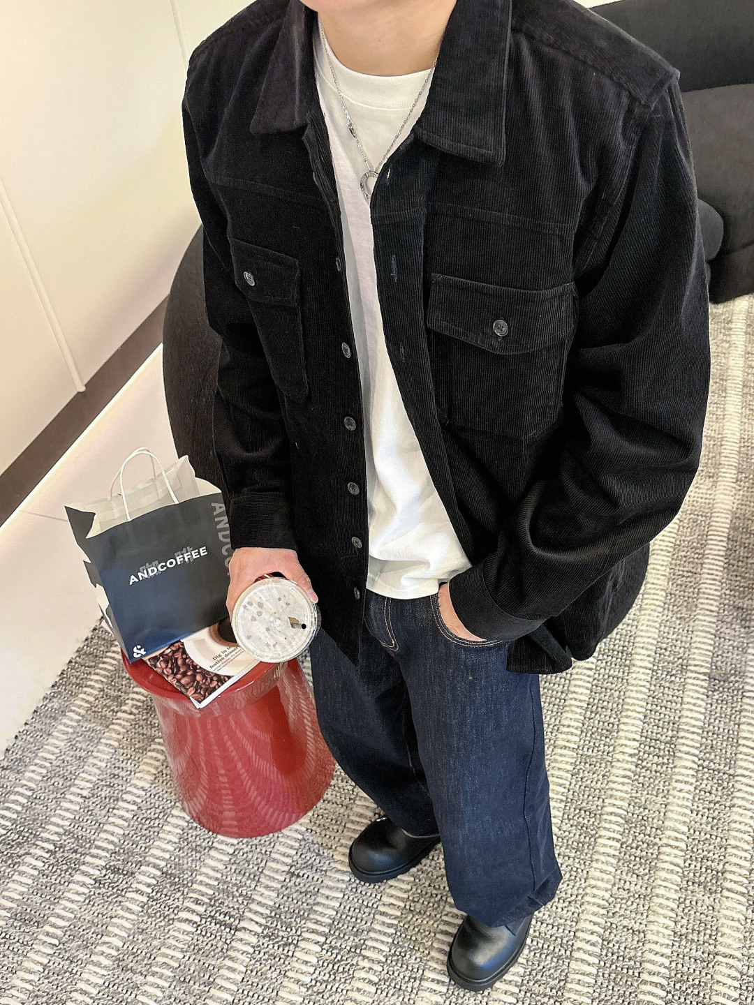 NO:524494,Model Picture Z 2025 counter latest corduroy shirt jacket, straight-shaped corduroy shirt jacket, retro style promotes fashionable texture. It uses front button design, traditional collar, traditional chest pocket, retro fashion uses soft corduroy fabric to bring a touch of elegant color control to the tough line structure, making the texture more appropriate, and the soft touch neutralize each other, enriching the diversity of matching. You can wear it directly alone or as a thin coat inner wear item!  Color three colors S-XL, Jackets & coats,shirts,alexander wang19860909模特图 Z 2025专柜最新品灯芯绒衬衫外套,直筒廓形的灯芯绒衬衫外套,复古气息促进时尚质感.采用正面纽扣设计 传统衣领 传统胸前口袋 复古时尚用柔软的灯芯绒面料给硬朗的线条结构带来一丝优雅水洗做旧后的颜色把控,让质感变得更恰到好处版型和柔软触感相互中和,丰富了搭配的多样性,可直接单穿也可当作薄款外套内搭单品穿着！ 颜色三色 码数S-XL,,jackets & coats,shirts,alexander wang,Men's clothing