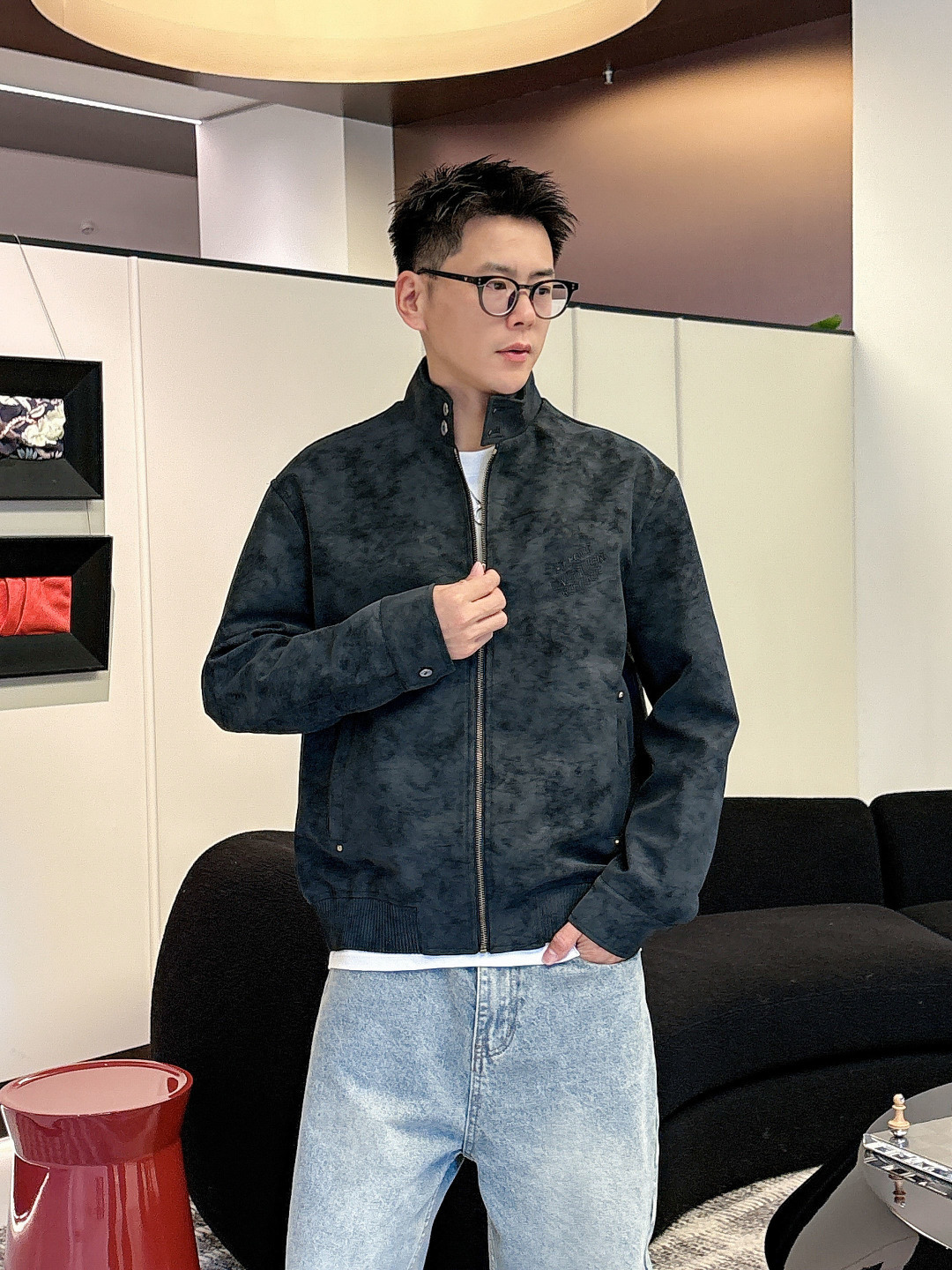 NO:524486,Model picture LV Donkey Home 2025SS early autumn new suede occupation jacket, classic letter leather jacket for men!  Trading companies have sparse channels and are on sale on the leading official website!  Men's high-end urban style lapel jacket. Platinum-grade tasting something!  Smooth and delicate suede fabric, lined with dark patterns, jacquard letter logo, a wonderful item with an excellent temperament!  When I encounter such an excellent product, I am willing to call it the strongest!  The style of this shirt jacket is very distinctive and unique, with lettering details, engraved metal snap buckles, and the lining is designed with dark-patterned jacquard letter patterns, highlighting the fashionable atmosphere, emphasizing the classic soul texture, highlighting the beauty of luxury and fashion!  This style really has a natural high street beauty, which meets all your outfit needs and allows you to look down on the whole world with trends!  The smooth and delicate suede fabric is crisp and comfortable, with a soft texture. The simple lines and contours are easy to wear to create a decent and elegant texture. The suede texture has a retro feel and a strong autumn and winter atmosphere. The rich but not ostentatious easily shows the affinity and high-end sense of the clothing!  It has a heavy texture, exquisite details, loose and stylish, full of silhouette and layering. It has excellent style and unparalleled upper body effect. It is destined to be an excellent styling item that goes out, with a great return rate!  Three colors enter!  Size: S-2XL,,louis vuitton,louis vuitton,louis vuitton,jackets & coats,jackets & coats,leather jacket,chamois leather,alexander wang19860909模特图 LV驴家2025SS早秋新款麂皮绒占领夹克,男士经典字母皮衣夹克外套！贸易公司渠道稀出,领先官网发售！男士高端都市风尚翻领外套.白金级品鉴心水之物！顺滑细腻的麂皮绒面料,内衬暗纹提花字母标识,一款气质绝伦的妙曼单品！ 遇到一款如此的绝佳产物,我愿意称之其为最强！此款衬衣夹克的风格十分之鲜明独特,字母细节,刻字金属按扣开合,内衬采用暗纹提花字母图案设计,彰显时髦气息,着重强调经典的灵魂质感,凸显奢华时尚之美！此款真的有着浑然天成的高街美感,满足你的一切穿搭所需,让你用潮流俯视整个世界！ 顺滑细腻的麂皮绒面料,挺括舒适,质地柔软,简洁的线条廓形容易穿出得体优雅的质感,麂皮绒质地具有复古感和浓浓秋冬气息的颜色,浓郁却不张扬的轻松就展现出了服装的亲和力和高级感！重磅质感,细节精致感十足,宽松有范,廓形、层次感十足.版型绝佳,上身效果无与伦比,注定属于出街的优秀造型单品,回头率爆表！ 三色入！尺码:S-2XL,,louis vuitton,louis vuitton,louis vuitton,jackets & coats,jackets & coats,leather jacket,chamois leather,alexander wang,Men's clothing