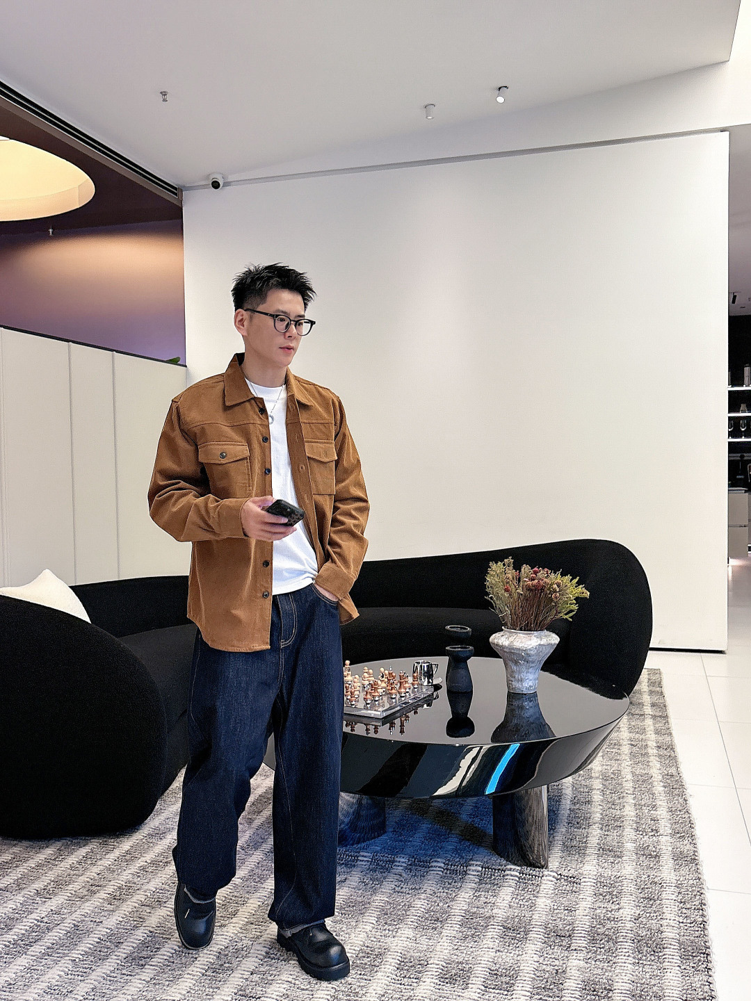 NO:524484,Model Picture Z 2025 counter latest corduroy shirt jacket, straight-shaped corduroy shirt jacket, retro style promotes fashionable texture. It uses front button design, traditional collar, traditional chest pocket, retro fashion uses soft corduroy fabric to bring a touch of elegant color control to the tough line structure, making the texture more appropriate, and the soft touch neutralize each other, enriching the diversity of matching. You can wear it directly alone or as a thin coat inner wear item!  Color three colors S-XL, Jackets & coats,shirts,alexander wang19860909模特图 Z 2025专柜最新品灯芯绒衬衫外套,直筒廓形的灯芯绒衬衫外套,复古气息促进时尚质感.采用正面纽扣设计 传统衣领 传统胸前口袋 复古时尚用柔软的灯芯绒面料给硬朗的线条结构带来一丝优雅水洗做旧后的颜色把控,让质感变得更恰到好处版型和柔软触感相互中和,丰富了搭配的多样性,可直接单穿也可当作薄款外套内搭单品穿着！ 颜色三色 码数S-XL,,jackets & coats,shirts,alexander wang,Men's clothing