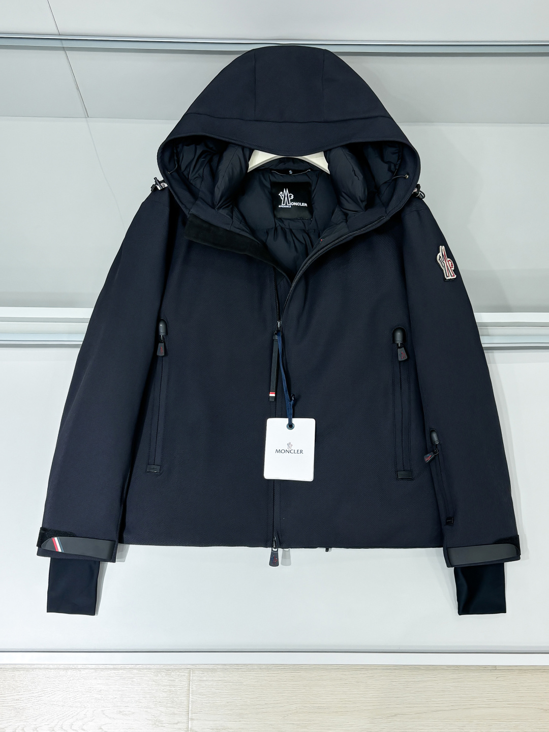NO:549898,Details Moncler/Shield Autumn and Winter Men's Praz Drawstring Hood Short Down Jacket Praz Drawstring Hood Short Down Jacket is one of the Moncler/Shield Autumn and Winter Men's Clothing Series. Its main color is black, and it is both fashionable and practical. This Praz Down Jacket is designed with a black jacket, which is simple and yet atmospheric. Its unique drawstring hood design not only adds a sense of fashion, but also provides the wearer with an additional warmth effect in the cold wind. The short cut highlights the ability and neatness of men. The jacket uses a customized elastic knit thick warm fabric, which not only has excellent warmth performance, but also has good elasticity and wear resistance. The customized knitting process makes the fabric tighter and effectively prevents the invasion of cold air. The inner part is filled with high-quality 90 white goose down, ensuring the warmth performance of the jacket  The main color of black makes the jacket more classic and versatile. Whether in formal occasions or casual time, it can easily match fashionable styles. Its custom elastic knit thick and warm fabric and unique design style make it stand out among many down jackets and become the first choice for men in autumn and winter. 24018 Size data: (1 2 3 4) Size 1 shoulder width 55cm-bust 122cm-length 68cm-sleeve length 64 Size 2 shoulder width 56cm-bust 126cm-length 69cm-sleeve length 65 Size 3 shoulder width 57cm-bust 130cm-length 70cm-sleeve length 66 Size 4 shoulder width 58cm-bust 134cm-length 71cm-sleeve length 67 Size recommended (standard version)  Height is 175-150 catties, it is suitable to try on 2 sizes!  Boys choose 1 size within kilograms, -150 kilograms choose 2 sizes, 155-180 kilograms choose 3 sizes, 170-190 kilograms choose 4 sizes, and girls choose 1 size!  ,,prada,Moncler,jackets & coats,jackets & coats,down jacket,hats,alexander wang19860909细节 Moncler/蒙口秋冬男装Praz抽绳风帽短款羽绒夹克Praz抽绳风帽短款羽绒夹克是Moncler/蒙口秋冬男装系列中的一款,以黑色为主色调,兼具时尚与实用性. 这款Praz羽绒夹克采用黑色外套设计,简约而不失大气.其独特的抽绳风帽设计,不仅增添了时尚感,还能在寒风中为佩戴者提供额外的保暖效果.短款剪裁更是凸显男性的干练与利落. 外套采用定制弹力针织厚实保暖面料,这种面料不仅具有出色的保暖性能,还具有较好的弹性和耐磨性.定制的针织工艺使得面料更加紧密,有效防止冷空气的侵入. 内里采用高质量的90白鹅羽绒填充,保证了外套的保暖性能 以黑色为主色调,使得外套更加经典百搭.无论是在正式场合还是休闲时光,都能轻松搭配出时尚的造型.其定制弹力针织厚实保暖面料和独特的设计风格使得它在众多羽绒外套中脱颖而出,成为男性秋冬季节的首选单品. 24018尺码数据:(1 2 3 4) 1码肩宽55cm-胸围122cm-衣长68cm-袖长64 2码肩宽56cm-胸围126cm-衣长69cm-袖长65 3码肩宽57cm-胸围130cm-衣长70cm-袖长66 4码肩宽58cm-胸围134cm-衣长71cm-袖长67 尺码推荐（标准版型） 身高175-150斤,试穿2码合适！ 男生体重斤以内选择1码,-150斤选择2码,155-180斤选择3码,170-190斤选择4码, 女生全部选择1码即可！,,prada,Moncler,jackets & coats,jackets & coats,down jacket,hats,alexander wang,Men's clothing