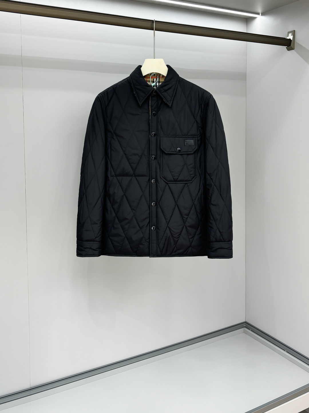 NO:594994,BU25FW new fall and winter new silicone nameplate patch reversible lapel cotton jacket, men's all-over classic plaid pattern fashion diamond quilted warm cotton jacket!  The trading company channel is rarely available, and it is available for sale on the official website at the same time for 8910RMB!  The most prestigious cotton-padded clothing is now online. It is the rarest private channel product of the B family's top pure bloodline. It is also the classic style with the highest repurchase rate. The texture details are as high-end and sophisticated as ever!  This cotton jacket is a double-sided design with a high wear rate. One side is classic black quilted rhombus, and the other side is the brand's signature khaki quilted rhombus. It is the most classic style of the B series. Small changes are made in the style every year, but the theme does not change. It can be said that it is very representative of the brand!  This cotton jacket uses 37.5-degree temperature control technology to accelerate evaporation and improve breathability, preventing overheating or overcooling. The chest pocket patch is decorated with a rubber logo, making it a high-luxury level at a glance!  The metal snaps are all customized, with logo embellishment on the body, and the placket snap design makes it easy to put on and take off!  Fashionable and elegant business casual style, easy to control in the workplace!  Size S-2XL,,jackets & coats,jackets & coats,alexander wang19860909BU25FW秋冬新款硅胶铭牌贴饰双面穿翻领棉衣,男士满幅经典格纹图案时尚菱形绗缝保暖棉服夹克外套！贸易公司渠道稀出,同步官网发售8910RMB！最久负盛名的棉服上线,B家最顶级纯正血统的私渠稀有臻品,也是最具回购率的经典款式,质感细节一如既往的高精尖要求！ 这款棉服实穿率相当高的双面穿设计,一面是经典的黑色绗缝菱格,一面是品牌招牌色的卡其色绗缝菱格,属于B系最经典的款式,每年都会在款式上作出小小的改变,但是主题不会变,可以说是很能代表品牌！这款棉服采用37.5度的温控技术来加速蒸发并提升透气性,防止过热或过冷穿着体验,胸前口袋贴饰有橡胶徽标logo,一目了然的高奢级别！金属按扣全部定制,有logo点缀衣身,门襟按扣设计,方便穿脱！时尚大气的商务休闲款式,轻松在职场中驾驭！尺码S-2XL,,jackets & coats,jackets & coats,alexander wang,Men's clothing