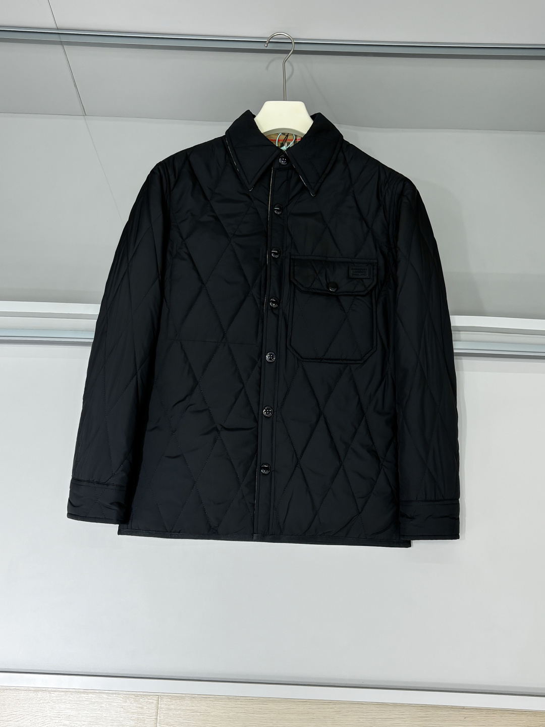 NO:594997,Shop details BU25FW new autumn and winter silicone nameplate patch reversible lapel cotton jacket, men's all-over classic plaid pattern fashion diamond quilted warm cotton jacket!  The trading company channel is rarely available, and it is available for sale on the official website at the same time for 8910RMB!  The most prestigious cotton-padded clothing is now online. It is the rarest private channel product of the B family's top pure bloodline. It is also the classic style with the highest repurchase rate. The texture details are as high-end and sophisticated as ever!  This cotton jacket is a double-sided design with a high wear rate. One side is classic black quilted rhombus, and the other side is the brand's signature khaki quilted rhombus. It is the most classic style of the B series. Small changes are made in the style every year, but the theme does not change. It can be said that it is very representative of the brand!  This cotton jacket uses 37.5-degree temperature control technology to accelerate evaporation and improve breathability, preventing overheating or overcooling. The chest pocket patch is decorated with a rubber logo, making it a high-luxury level at a glance!  The metal snaps are all customized, with logo embellishment on the body, and the placket snap design makes it easy to put on and take off!  Fashionable and elegant business casual style, easy to control in the workplace!  Size S-2XL,,jackets & coats,jackets & coats,alexander wang19860909铺拍细节 BU25FW秋冬新款硅胶铭牌贴饰双面穿翻领棉衣,男士满幅经典格纹图案时尚菱形绗缝保暖棉服夹克外套！贸易公司渠道稀出,同步官网发售8910RMB！最久负盛名的棉服上线,B家最顶级纯正血统的私渠稀有臻品,也是最具回购率的经典款式,质感细节一如既往的高精尖要求！ 这款棉服实穿率相当高的双面穿设计,一面是经典的黑色绗缝菱格,一面是品牌招牌色的卡其色绗缝菱格,属于B系最经典的款式,每年都会在款式上作出小小的改变,但是主题不会变,可以说是很能代表品牌！这款棉服采用37.5度的温控技术来加速蒸发并提升透气性,防止过热或过冷穿着体验,胸前口袋贴饰有橡胶徽标logo,一目了然的高奢级别！金属按扣全部定制,有logo点缀衣身,门襟按扣设计,方便穿脱！时尚大气的商务休闲款式,轻松在职场中驾驭！尺码S-2XL,,jackets & coats,jackets & coats,alexander wang,Men's clothing