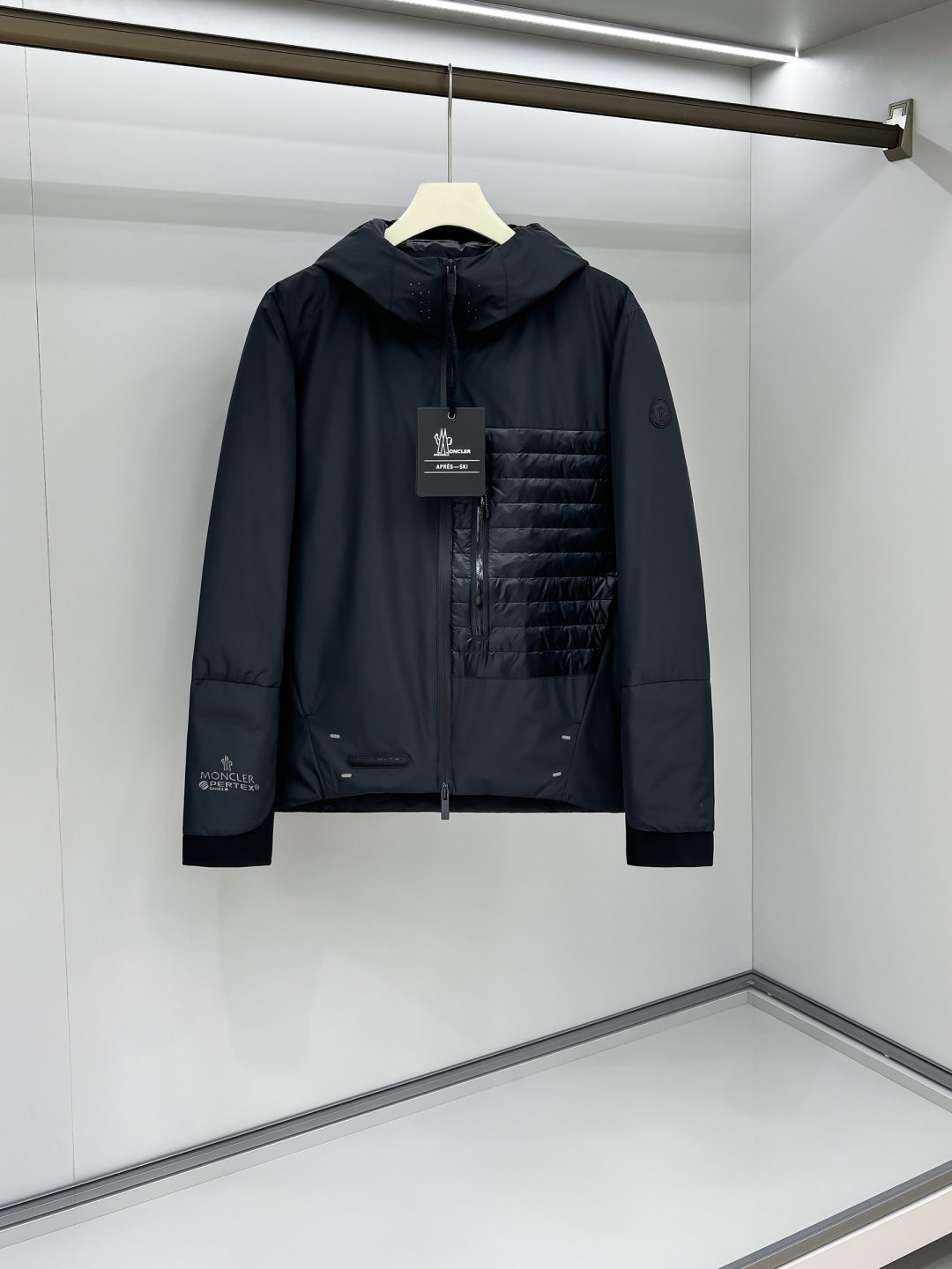 NO:595006,MOCFW's latest lightweight black nylon waterproof down jacket for autumn and winter, men's quilted zipper pocket splicing outdoor functional hooded down jacket!  Trading company channels are rare and available on the official website simultaneously!  This new M family down jacket not only has excellent performance features, but also pays attention to detail design and comfort!  Whether you are doing outdoor sports or daily wear, it can keep you light and warm without looking bulky!  This down jacket is the first choice for men in autumn and winter. It is made of customized black matte nylon fabric, which is windproof, water-repellent, wear-resistant and tear-resistant, providing you with strong outdoor performance!  The interior is filled with European standard white goose down and paired with a fully quilted lining to ensure the filling is even and full, keeping you warm in the cold season!  This jacket is also unique in design. The quilted patent pockets on the front contrast sharply with the main fabric and enhance the overall highlight!  The customized letter-engraved fully-glued placket zipper and zippered pockets add convenience and fashion!  At the same time, the laser-punched collar and elastic elastic hood are not only windproof, but also allow you to breathe smoothly!  In order to improve outdoor safety, 3M reflective points are also designed on the hem, so that you can be noticed by others at night!  In addition, the fitted tailoring and elastic fabric spliced ​​cuffs and hem elastic drawstrings can be adjusted according to personal needs to fit the body better!  Whether you're taking on a challenge or enjoying some leisure time, this jacket will be your best choice!  Size 1-4 Size 1 has shoulder width 49cm - bust 110cm - dress length 70cm - sleeve length 66cm Size 2 has shoulder width 50cm - chest 112cm - dress length 71cm - sleeve length 67cm Size 3 has shoulder width 51cm - chest 115cm - dress length 72cm - sleeve length 68cm Size 4 has shoulder width 51cm - chest 118cm - dress length 72cm - sleeve length 68cm  Size recommendation (standard version) If you are 174-140 pounds tall, try on size 2 which is suitable!  Boys weighing less than 130 kilograms choose size 1, 130-142 kilograms choose size 2, 142-156 kilograms choose size 3, and 156-175 kilograms choose size 4!  ,,jackets & coats,jackets & coats,down jacket,hats,alexander wang19860909MOCFW秋冬最新轻薄款黑色尼龙反水羽绒夹克,男士绗缝拉链口袋拼接户外功能性连帽羽绒服外套！贸易公司渠道稀出,同步官网发售！这款M家全新羽绒夹克不仅具有出色的性能特点,还注重细节设计和舒适度！无论是在户外运动还是日常穿搭中,它都能让你轻盈保暖而不显臃肿！ 该羽绒夹克是男士秋冬首选,它采用客供定制的黑色消光尼龙面料,具有防风、拒水、耐磨和抗撕裂的特性,为你提供强悍的户外性能！内里采用欧标白鹅绒充填,并搭配全绗缝里料,确保充绒均匀饱满,让你在寒冷的季节里保持温暖！这款夹克在设计上也别出心裁,正面绗缝漆面口袋与主要面料形成鲜明对比,提升了整体亮点！而客供定制的字母刻印全压胶门襟拉链,和拉链开合口袋则增加了便利性和时尚感！同时激光打孔领口和松紧弹力帽兜不仅可以防风,还能让你呼吸通畅！为了提升户外安全性,在下摆处还设计了3M反光点,让你在夜晚也能被他人注意到！此外合体版型剪裁和弹力面料拼接的袖口和下摆松紧抽绳,可以根据个人需求进行调节,更加贴合身体！无论是迎接挑战还是享受休闲时光,这款夹克都会成为你的最佳选择！尺码1-4 1码肩宽49cm-胸围110cm-衣长70cm-袖长66cm 2码肩宽50cm-胸围112cm-衣长71cm-袖长67cm 3码肩宽51cm-胸围115cm-衣长72cm-袖长68cm 4码肩宽51cm-胸围118cm-衣长72cm-袖长68cm 尺码推荐（标准版型） 身高174-140斤,试穿2码合适！ 男生体重130斤以内选择1码,130-142斤选择2码,142-156斤选择3码,156-175斤选择4码！,,jackets & coats,jackets & coats,down jacket,hats,alexander wang,Men's clothing