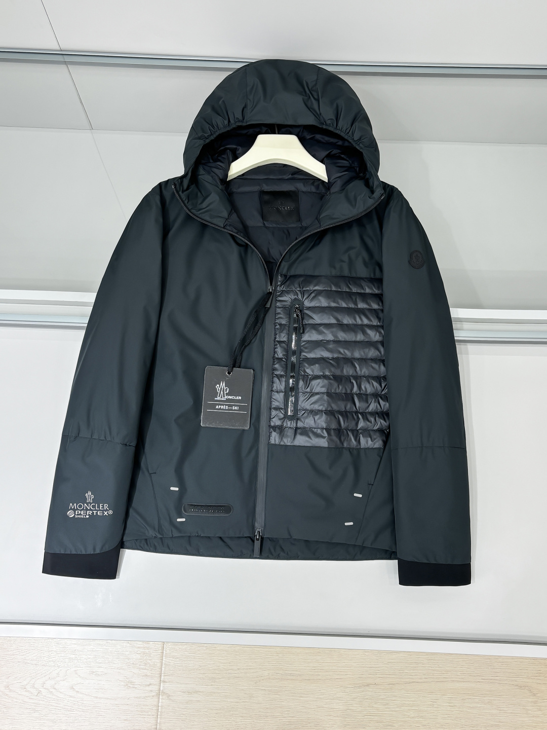 NO:595009,Shop details: MOCFW's latest lightweight black nylon waterproof down jacket for autumn and winter, men's quilted zipper pocket splicing outdoor functional hooded down jacket!  Trading company channels are rare and available on the official website simultaneously!  This new M family down jacket not only has excellent performance features, but also pays attention to detail design and comfort!  Whether you are doing outdoor sports or daily wear, it can keep you light and warm without looking bulky!  This down jacket is the first choice for men in autumn and winter. It is made of customized black matte nylon fabric, which is windproof, water-repellent, wear-resistant and tear-resistant, providing you with strong outdoor performance!  The interior is filled with European standard white goose down and paired with a fully quilted lining to ensure the filling is even and full, keeping you warm in the cold season!  This jacket is also unique in design. The quilted patent pockets on the front contrast sharply with the main fabric and enhance the overall highlight!  The customized letter-engraved fully-glued placket zipper and zippered pockets add convenience and fashion!  At the same time, the laser-punched collar and elastic elastic hood are not only windproof, but also allow you to breathe smoothly!  In order to improve outdoor safety, 3M reflective points are also designed on the hem, so that you can be noticed by others at night!  In addition, the fitted tailoring and elastic fabric spliced ​​cuffs and hem elastic drawstrings can be adjusted according to personal needs to fit the body better!  Whether you're taking on a challenge or enjoying some leisure time, this jacket will be your best choice!  Size 1-4 Size 1 has shoulder width 49cm - bust 110cm - dress length 70cm - sleeve length 66cm Size 2 has shoulder width 50cm - chest 112cm - dress length 71cm - sleeve length 67cm Size 3 has shoulder width 51cm - chest 115cm - dress length 72cm - sleeve length 68cm Size 4 has shoulder width 51cm - chest 118cm - dress length 72cm - sleeve length 68cm  Size recommendation (standard version) If you are 174-140 pounds tall, try on size 2 which is suitable!  Boys weighing less than 130 kilograms choose size 1, 130-142 kilograms choose size 2, 142-156 kilograms choose size 3, and 156-175 kilograms choose size 4!  ,,jackets & coats,jackets & coats,down jacket,hats,alexander wang19860909铺牌细节 MOCFW秋冬最新轻薄款黑色尼龙反水羽绒夹克,男士绗缝拉链口袋拼接户外功能性连帽羽绒服外套！贸易公司渠道稀出,同步官网发售！这款M家全新羽绒夹克不仅具有出色的性能特点,还注重细节设计和舒适度！无论是在户外运动还是日常穿搭中,它都能让你轻盈保暖而不显臃肿！ 该羽绒夹克是男士秋冬首选,它采用客供定制的黑色消光尼龙面料,具有防风、拒水、耐磨和抗撕裂的特性,为你提供强悍的户外性能！内里采用欧标白鹅绒充填,并搭配全绗缝里料,确保充绒均匀饱满,让你在寒冷的季节里保持温暖！这款夹克在设计上也别出心裁,正面绗缝漆面口袋与主要面料形成鲜明对比,提升了整体亮点！而客供定制的字母刻印全压胶门襟拉链,和拉链开合口袋则增加了便利性和时尚感！同时激光打孔领口和松紧弹力帽兜不仅可以防风,还能让你呼吸通畅！为了提升户外安全性,在下摆处还设计了3M反光点,让你在夜晚也能被他人注意到！此外合体版型剪裁和弹力面料拼接的袖口和下摆松紧抽绳,可以根据个人需求进行调节,更加贴合身体！无论是迎接挑战还是享受休闲时光,这款夹克都会成为你的最佳选择！尺码1-4 1码肩宽49cm-胸围110cm-衣长70cm-袖长66cm 2码肩宽50cm-胸围112cm-衣长71cm-袖长67cm 3码肩宽51cm-胸围115cm-衣长72cm-袖长68cm 4码肩宽51cm-胸围118cm-衣长72cm-袖长68cm 尺码推荐（标准版型） 身高174-140斤,试穿2码合适！ 男生体重130斤以内选择1码,130-142斤选择2码,142-156斤选择3码,156-175斤选择4码！,,jackets & coats,jackets & coats,down jacket,hats,alexander wang,Men's clothing