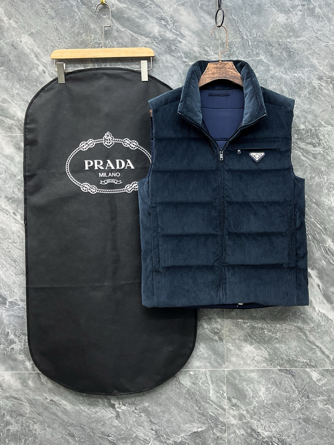 NO:530871,P home 25Fw corduroy solid color outdoor stand collar sporty style sleeveless down vest vest trading company channel order, exclusive overseas high-quality exclusive first release, casual stand collar, from Yuhuang, made of corduroy material, keep warm and comfortable. The difference is that it is particularly soft and soft, does not look fat, and it is very age-reducing!  The fabric can withstand the erosion of outdoor cold wind and rain, and the fabric feels unrivaled and can bring you a comfortable wearing experience!  The inner filling content is 90, and has undergone strict selection process. Its fluffy and elasticity are extremely superior, and the cold resistance is unquestionable!  It’s cold and hot. It’s a bit cold to wear a coat and coat. It feels a bit early, so you need items like vests. The appearance is also online at the same time. Customized metal zippers and accessories, double-sided zipper pockets, and various details show the aura of the big brand everywhere. The small stand-up collar design is simple and elegant. It looks good when worn. In the cold autumn and winter seasons that are about to come, down vests are the first choice because they are sleeveless, light, convenient and warm. The simple silhouette is suitable for all kinds of figures and can be controlled by anyone. It’s worth recommending!  !  Color Navy Size S-XL, Jackets & coats, down jacket, alexander wang19860909P家 25Fw 灯芯绒纯色户外立领运动风 无袖羽绒马甲背心 贸易公司渠道订单,海外精品独家首发,休闲小立领,来自羽皇家,采用灯芯绒材质打造,保暖舒适,不同于之处是它特别软糯有柔感,不显胖,非常减龄！面料能抵挡户外寒风雨水的侵蚀,面料触感更是无人能敌,能给你带来舒适的穿着体验！内里填充物含绒量90,均经过严格的挑选工序,其蓬松感与与回弹性都极为优越,御寒性能更是毋庸置疑！ 忽冷和忽热的,单穿一件有点冷、 穿大衣外套吧,又感觉有点早,就需要马甲这类单品了,颜值温度同时在线,客供定制金属拉链与辅料,双侧拉链口袋,各种细节,无处不在彰显大牌气场,小立领设计、简约大气,怎么穿怎么好看,在即将到来寒冷的秋冬季节、羽绒马甲是首选,因为无袖子束缚、轻巧方便还保暖.简约的廓形,适合各种身材,谁都可以驾驭.值得安利！！ 颜色藏青色 尺码S-XL,,jackets & coats,down jacket,alexander wang,Men's clothing