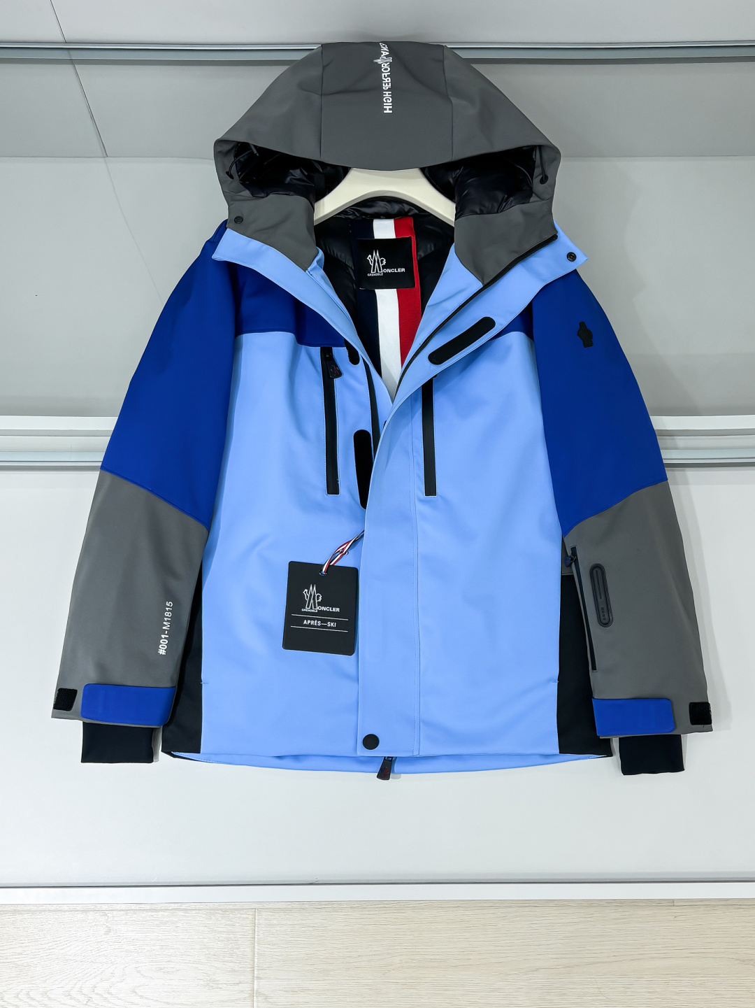 NO:549865,Details of the photo shoot, limited-edition regional release. The official website will be released simultaneously! Mon*cler releases 100 winter equipment every year during New York Fashion Week? Can you have all the best-selling glue-type snow-flying suits. The styles of each year are all varied. Depend on the classic extended design, but whether the excellence is satisfactory requires personal savoring! The new 2025 autumn and winter Mon*ler Grenoble series color-blocking glue-type snow-flying down jackets are among the few multi-color splicing styles, which adds a simple and fashionable style to the styling temperament. The multi-purpose down jacket provides excellent functionality and warm protection. The texture and materials are beyond the ordinary workshop products. The latest Gore-Tex Paclite nylon fiber fabric has a waterproof and breathable effect. It is different from the PU-coated fabric on the market. Neri Tori High-gloss polyester nylon fabric is equipped with undoubtedly excellent texture and feel. It has excellent windproof, cold-proof and warm-proof effect, and locking is a must. DIST European Standard 90 Goosevelt 10 Feathers. Advanced direct filling technology allows inferior products to directly slap in the face. The warmth is strong, who knows who wears it! The main body is light and breathable , fluffy and plump expand to every part of the body, without any odor! The arm is equipped with a built-in RECCO reflector to help when an avalanche occurs or when you get lost outdoors, rescue team searches. Built-in electronic device pocket, mesh bag is equipped with lens cleaning cloth Ski pass pocket windproof snow lining jersey knitted wrist guard adjustable cuff adjustable hood with hood tongue. The brim design is not removable. The placket collar tip printing brand logo! Imported YKK-5CN waterproof zipper design, double-head zipper placket can effectively speed up air circulation and increase the recovery of the human body's sports function. This ski jacket helps you conquer the snow tracks without fear of the test of the mountain environment! Color blue Size 1 2 3 4 5 Size data 1: bust 113cm - 70cm long - rotator sleeve 75cm 2: bust 117cm - 71.5cm long - rotator sleeve 76cm 3: bust 121cm - 73cm long - rotator sleeve 78cm 4: bust 125cm - 74.5cm long - rotator sleeve 80cm 5: bust 129cm - 76cm long - rotator sleeve 82cm,, jackets & coats, jackets, down jacket, hats, alexander wang19860909铺拍细节 限量区域发售款.官网同步发售！Mon*cler在每一年的纽约时装周发布百款冬季装备你是否能全数拥有?最为畅销的压胶型风雪服.每一年的款式都是千奇百态.取决于经典的延伸设计,但是优异感是否满足需个人细细品味!2025秋冬新款Mon*ler Grenoble系列拼色压胶风雪羽绒服 为数不多的多色拼接款,为造型气质多一份简约时尚.多用途的羽绒外套提供了卓越的功能性与保暖防护.质感与用料非一般作坊货品所能比拟.最新型的Gore-Tex Paclite尼龙纤维面料,防水透气效果更显著.区别于市面的PU涂层的面料.内里东丽高光聚脂尼龙布配备,质感及手感毋庸置疑的优秀.防风抗寒保暖效果极佳,锁绒是必须的...DIST欧标90鹅绒10羽毛.先进的直充绒技术处理让劣质品直接打脸.保暖性的强大谁穿谁知道!主体轻便透气,蓬松饱满扩充到了整个身体的每一处,无任何异味!手臂配备了内置的RECCO反射器能在发生雪崩或在户外迷路时营救团队搜索时提供帮助.内置电子设备口袋,网袋配有镜片清洁布滑雪通行证口袋挡风防雪衬里平纹针织护腕可调节袖口可调节兜帽配有帽舌.帽檐设计不可拆卸.门襟领尖印饰品牌Logo！进口YKK-5CN防水拉链设计,双头拉链门襟能有效加快空气流通性,增加人体的运动机能恢复.该款滑雪夹克助您征服雪道,无惧高山环境考验！ 颜色蓝色 尺码1 2 3 4 5 尺码数据 1码:胸围113cm-衣长70cm-连肩袖75cm 2码:胸围117cm-衣长71.5cm-连肩袖76cm 3码:胸围121cm-衣长73cm-连肩袖78cm 4码:胸围125cm-衣长74.5cm-连肩袖80cm 5码:胸围129cm-衣长76cm-连肩袖82cm,,jackets & coats,jackets & coats,down jacket,hats,alexander wang,Men's clothing