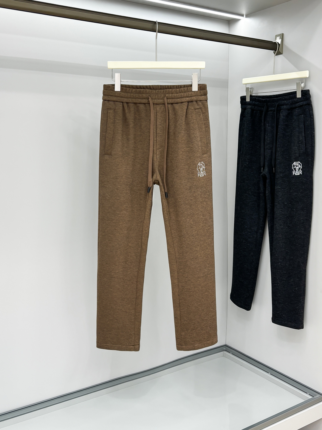 NO:549057,Bc Wool Pants Exclusive first-time high-end original single-quality old-fashioned straight-leg casual pants. The quality control of straight-leg pants is a must-have!  Custom cashmere has a high-end color tones. The imported fabric has an invincible texture!  The Swiss machine needle turning technology is simple and atmospheric!  A must-have high-end stacked item for white and rich beauty!  The classic style is tall and slim!  Elegant and versatile, not picky, M-3XL., alexander wang19860909Bc 羊毛裤 独家首发高端原单品质老钱风直筒休闲裤 直筒裤品质控必入！定制羊绒很高级的色调.进口面料质感无敌赞！瑞士机翻针工艺简洁大气！白富美必备高级叠搭单品！经典版型上身高挑又显瘦！优雅百搭不挑人,M-3XL.,,alexander wang,Men's clothing