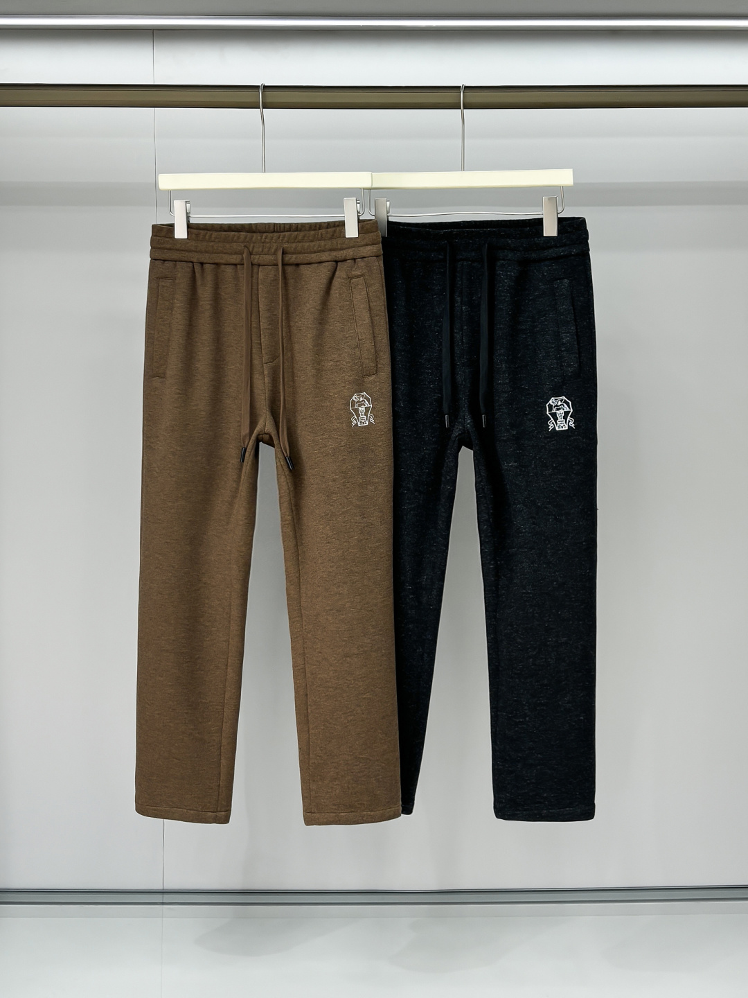 NO:549062,Photo details Bc Wool pants Exclusive first-time high-end original single-quality old-fashioned straight-leg casual pants. The quality control of straight-leg pants is a must-have!  Custom cashmere has a high-end color tones. The imported fabric has an invincible texture!  The Swiss machine needle turning technology is simple and atmospheric!  A must-have high-end stacked item for white and rich beauty!  The classic style is tall and slim!  Elegant and versatile, not picky, M-3XL., alexander wang19860909合照细节 Bc 羊毛裤 独家首发高端原单品质老钱风直筒休闲裤 直筒裤品质控必入！定制羊绒很高级的色调.进口面料质感无敌赞！瑞士机翻针工艺简洁大气！白富美必备高级叠搭单品！经典版型上身高挑又显瘦！优雅百搭不挑人,M-3XL.,,alexander wang,Men's clothing