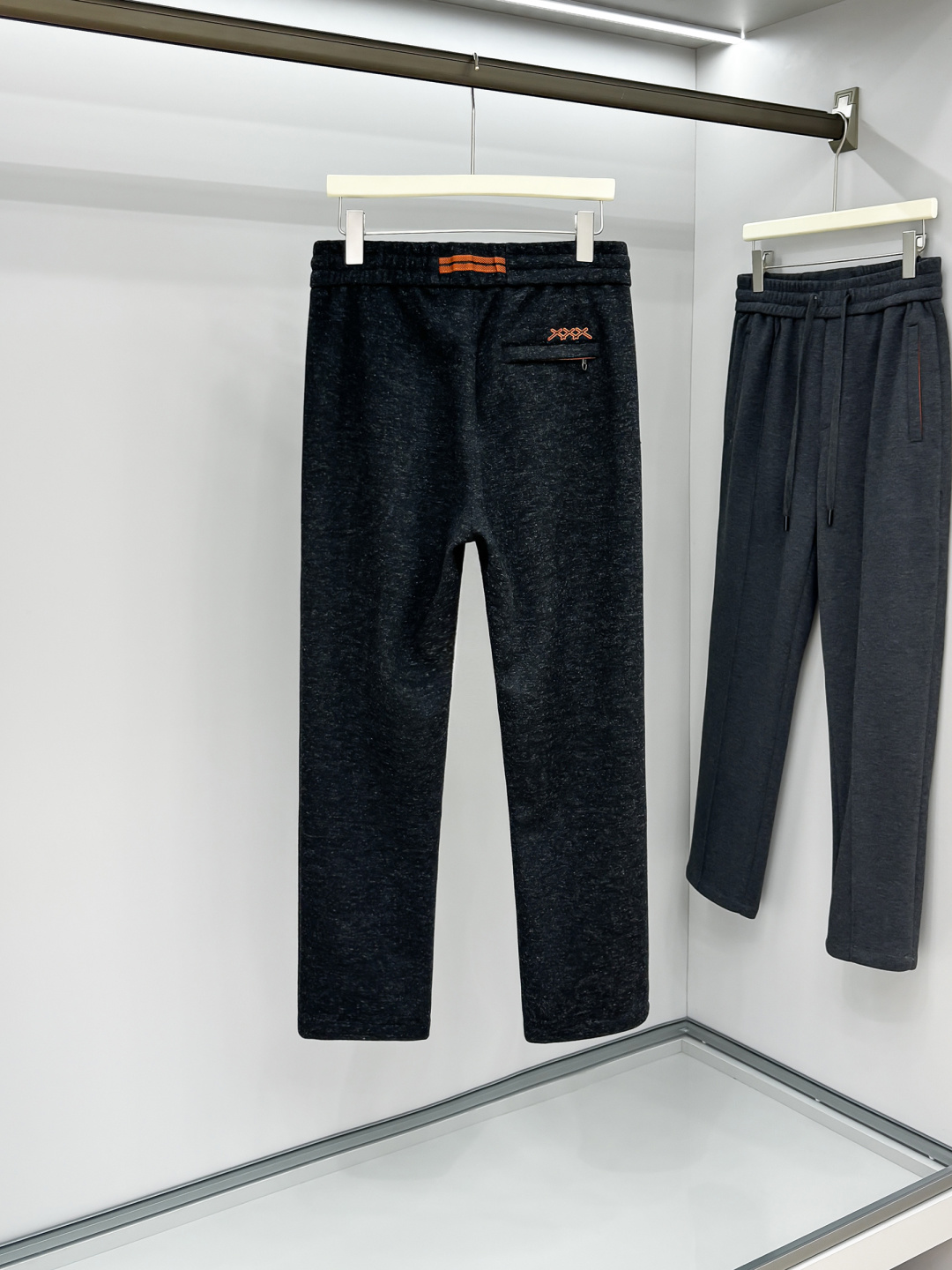 NO:549049,Z wool pants, new men's straight-leg sweatpants for autumn and winter, cashmere wool blend fabric, three-standard, elastic waist drawstring, two-sided pocket design, integrated cutting, neat car line, impeccable details (the essential items in the market are absolutely the highest version of the market) classic and versatile, and the upper body has a sense of slackness, comfortable and breathable, warm and reflect high-end texture and full-quality orders. Number M-3XL.,,alexander wang19860909Z 羊毛裤 秋冬新款男士直筒运动裤,羊绒羊毛混纺面料、三标齐、松紧腰抽绳、两侧口袋设计,合体的裁剪、车线工整、细节无可挑剔（人手必备单品绝对市场最高版本）经典百搭 同时上身有总随意的松弛感,舒适透气 保暖的同时体现高档质感、全品相的订单 码数M-3XL.,,alexander wang,Men's clothing