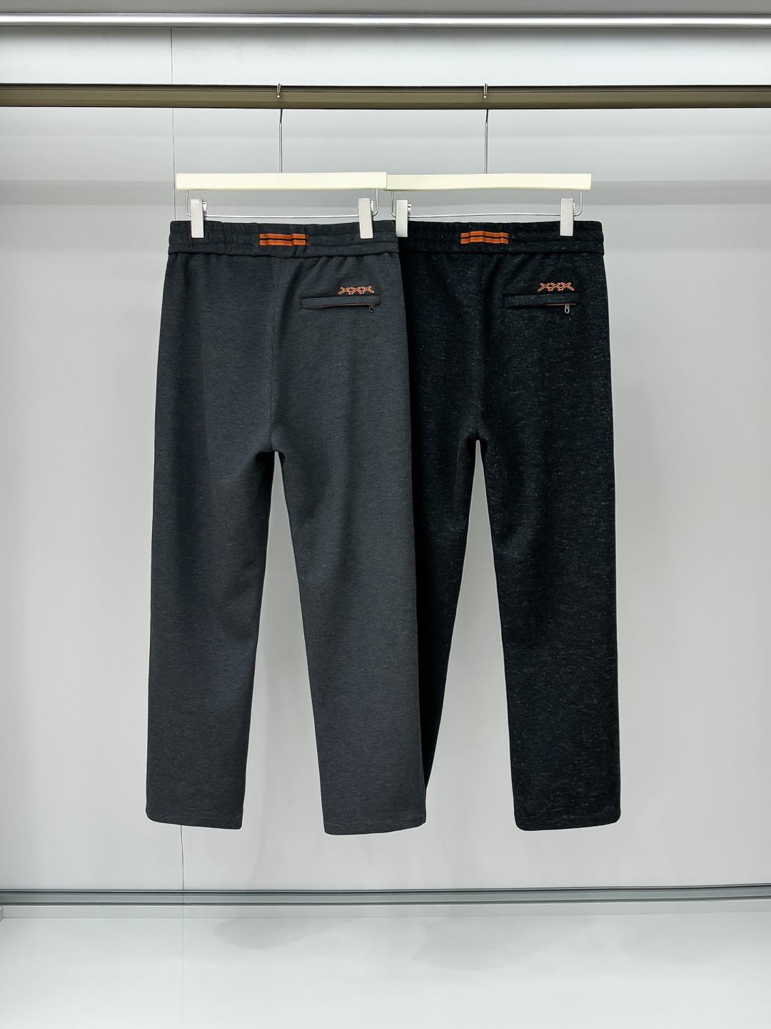 NO:549053,Photo details Z wool pants New autumn and winter men's straight sports pants, cashmere wool blend fabric, three-standard, elastic waist drawstring, two-sided pocket design, integrated cutting, neat car line, impeccable details (the essential items in the market are absolutely the highest version of the market) Classic and versatile At the same time, the upper body has a sense of slackness, comfortable and breathable, warm while reflecting high-end texture and full-quality orders. Number M-3XL.,,alexander wang19860909合照细节 Z 羊毛裤 秋冬新款男士直筒运动裤,羊绒羊毛混纺面料、三标齐、松紧腰抽绳、两侧口袋设计,合体的裁剪、车线工整、细节无可挑剔（人手必备单品绝对市场最高版本）经典百搭 同时上身有总随意的松弛感,舒适透气 保暖的同时体现高档质感、全品相的订单 码数M-3XL.,,alexander wang,Men's clothing