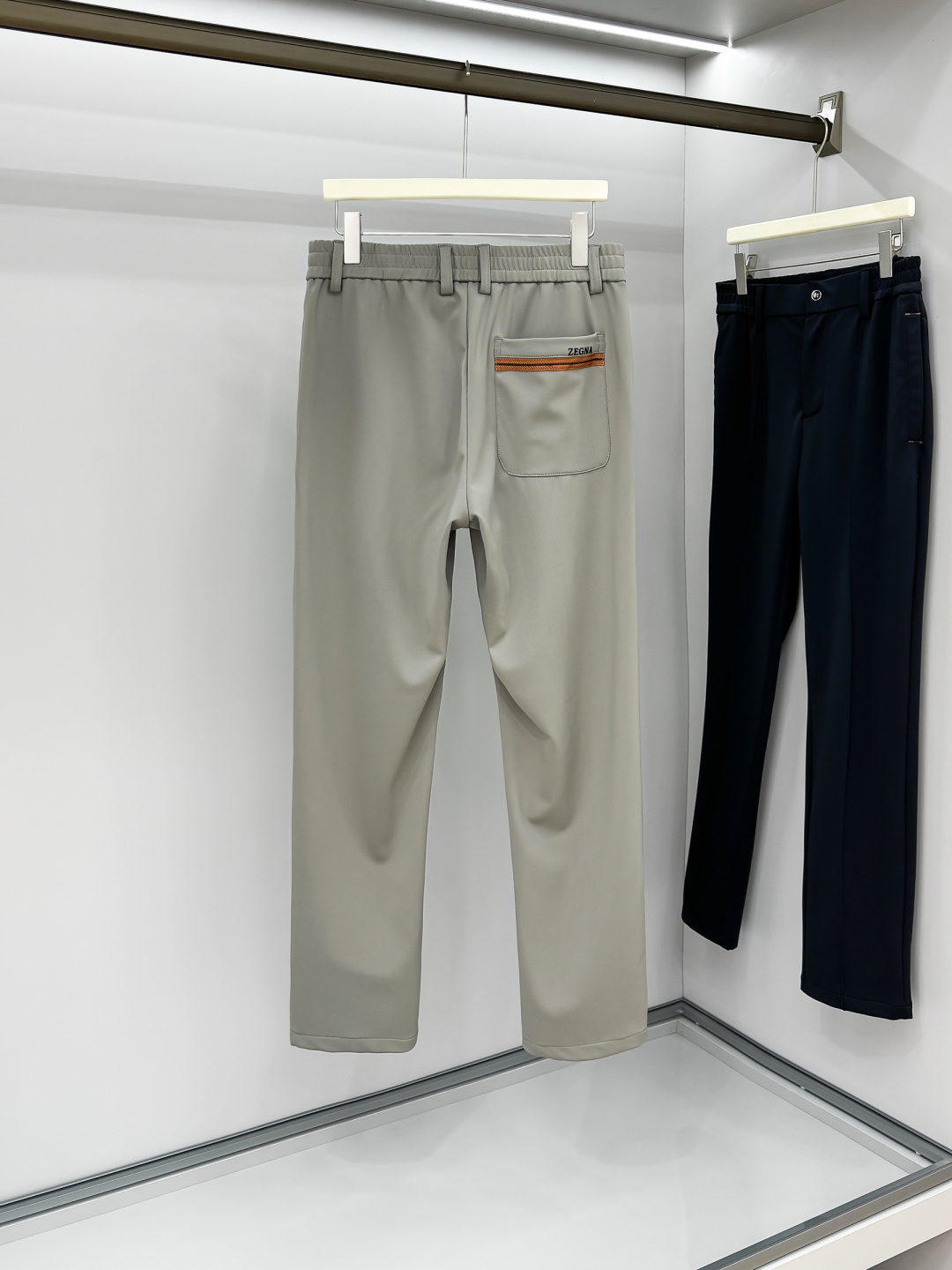 NO:549082,Ze men's casual pants, Taiwan Yibi trade foreign products, 25 autumn and winter G cabinet new products, top-level pure blood quality, predictable and popular single products, super handsome on the upper body!  Continuous reincarnation in the fashion field, with super high matching and affinity attributes, it is highly favored by modern urban people!  The appearance has its own aura without any embellishment. It is processed with special craftsmanship, perfectly combines comfort and texture beauty, excellent skin-friendliness, excellent comfort and breathability, and has a unique style. It is quite eye-catching in terms of vision and full of artistic conception!  The details are exquisite and exquisite, and the auxiliary materials are all supplied by foreign merchants. The quality is so perfect, and the best matching partner in autumn and winter!  Size M-3XL, alexander wang19860909Ze 男士休闲裤,台湾意比贸易洋行货,25秋冬款G柜新品,顶级纯正血统品质,可预测性的爆卖单品,上身超帅！在时装领域不断轮回演绎,有着超高的搭配缘和亲和力属性,深受现代都市人士青睐！外表无需任何点缀都有着自身的气场,特殊工艺处理,完美兼具了舒适感与肌理美感,亲肤性绝佳,舒适性与透气性优越,自成一派的独特风格,视觉方面相当耐看,意境十足！细节处处精湛考究,辅料皆为外商客供,品相完美如斯,秋冬季最佳的搭配伴侣！尺码M-3XL,,alexander wang,Men's clothing